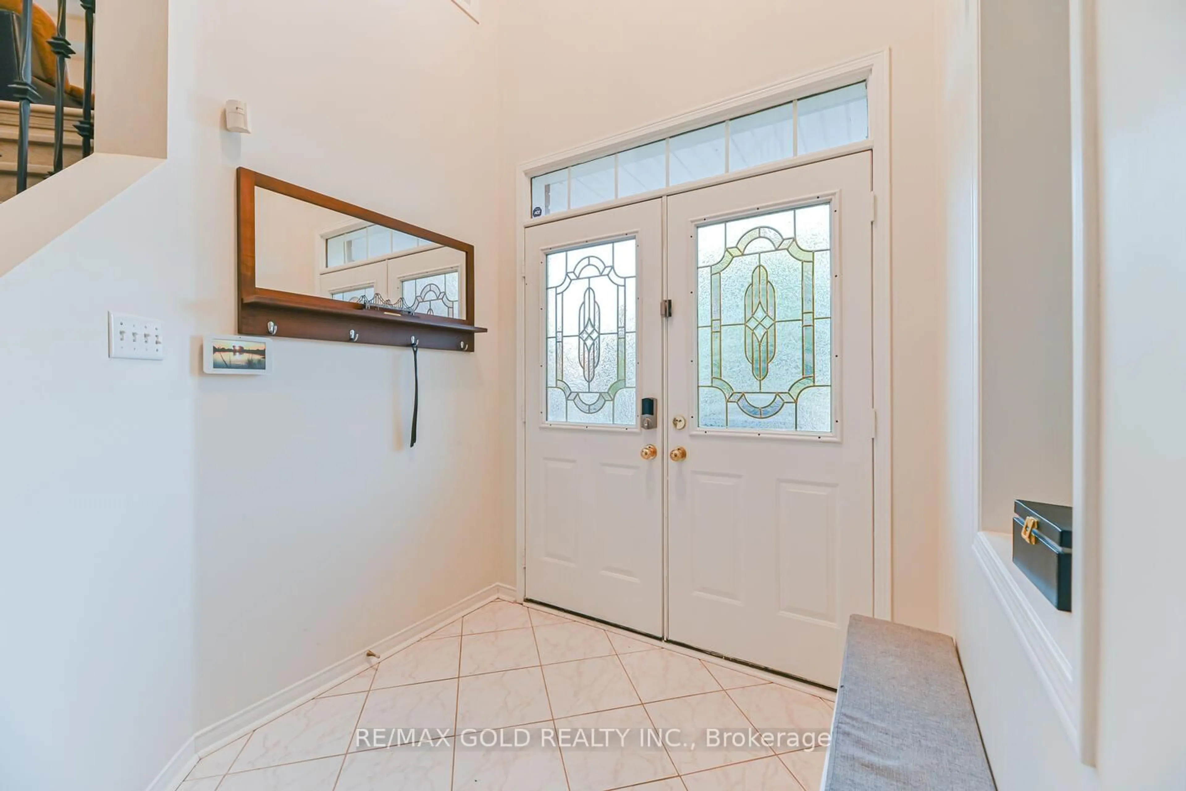 Indoor entryway for 102 Sunny Meadow Blvd, Brampton Ontario L6R 1X5