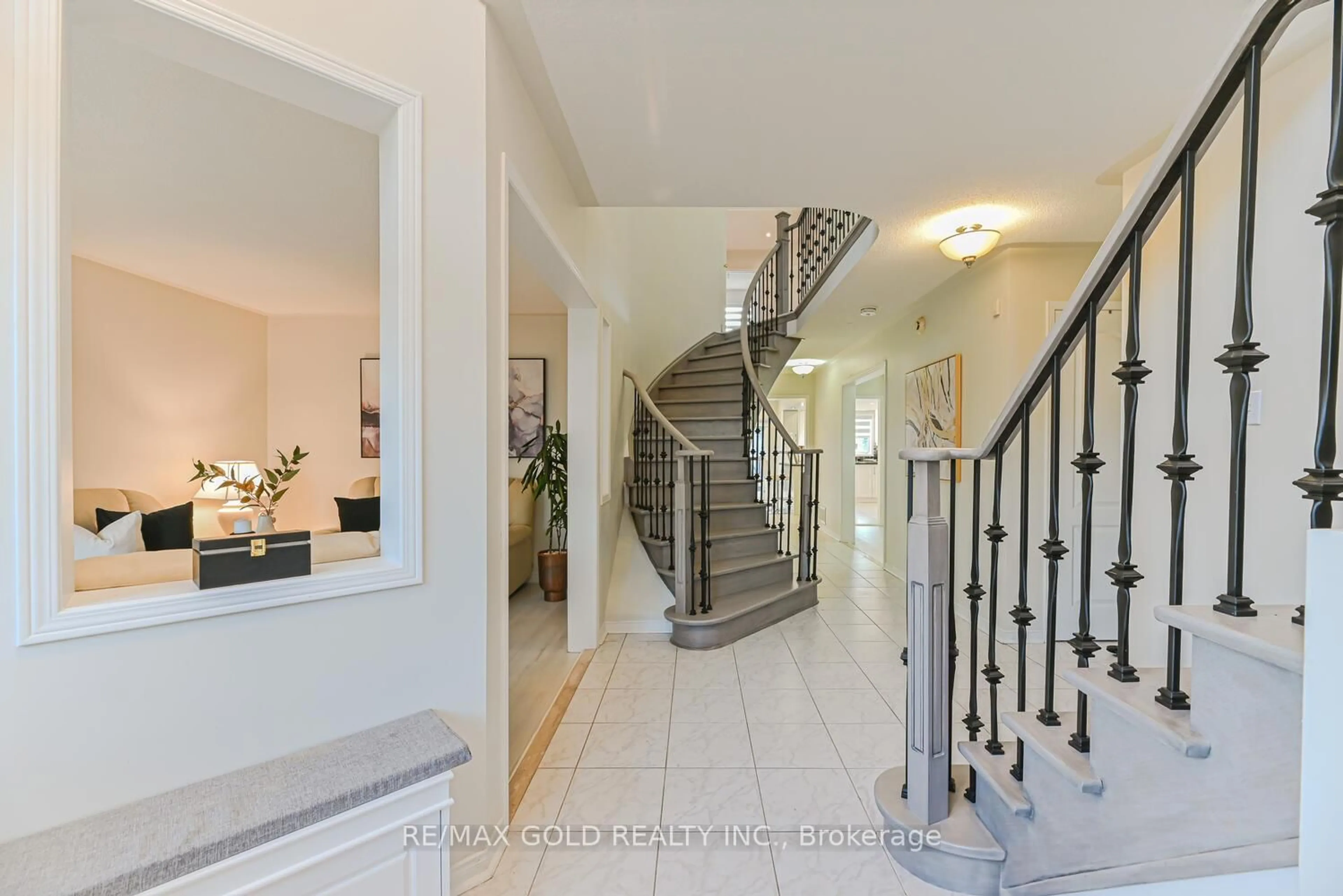 Indoor foyer for 102 Sunny Meadow Blvd, Brampton Ontario L6R 1X5