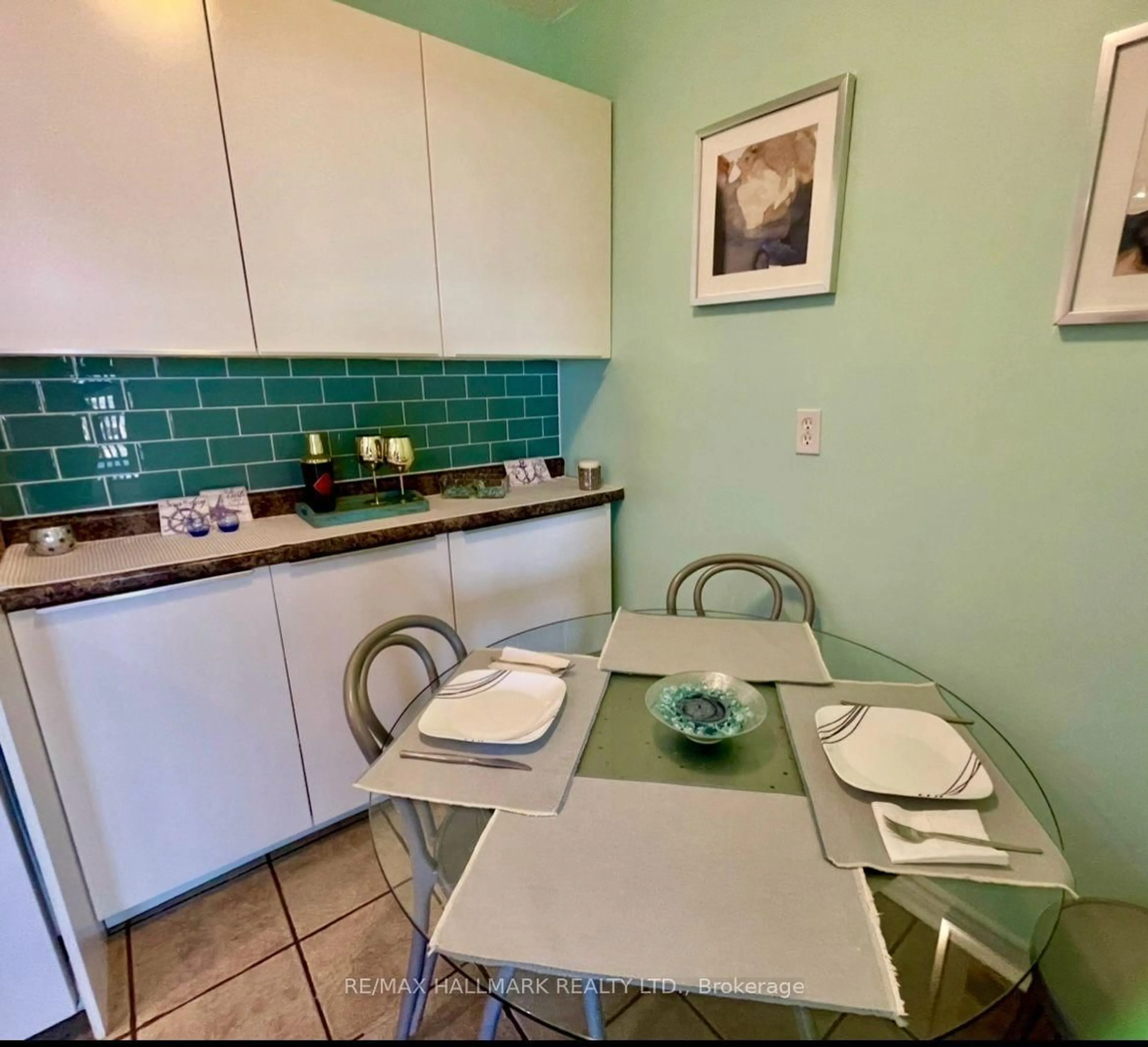 Standard kitchen, ceramic/tile floor for 2542 Argyle Rd #801, Mississauga Ontario L5B 2H5