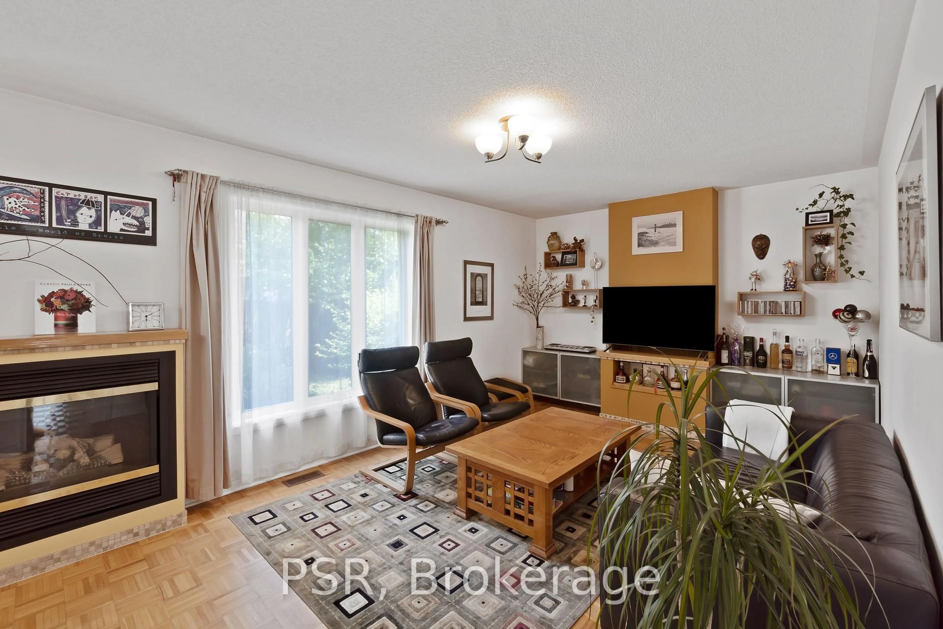 Living room with furniture, wood/laminate floor for 960 Fielder Dr, Mississauga Ontario L5V 2S2