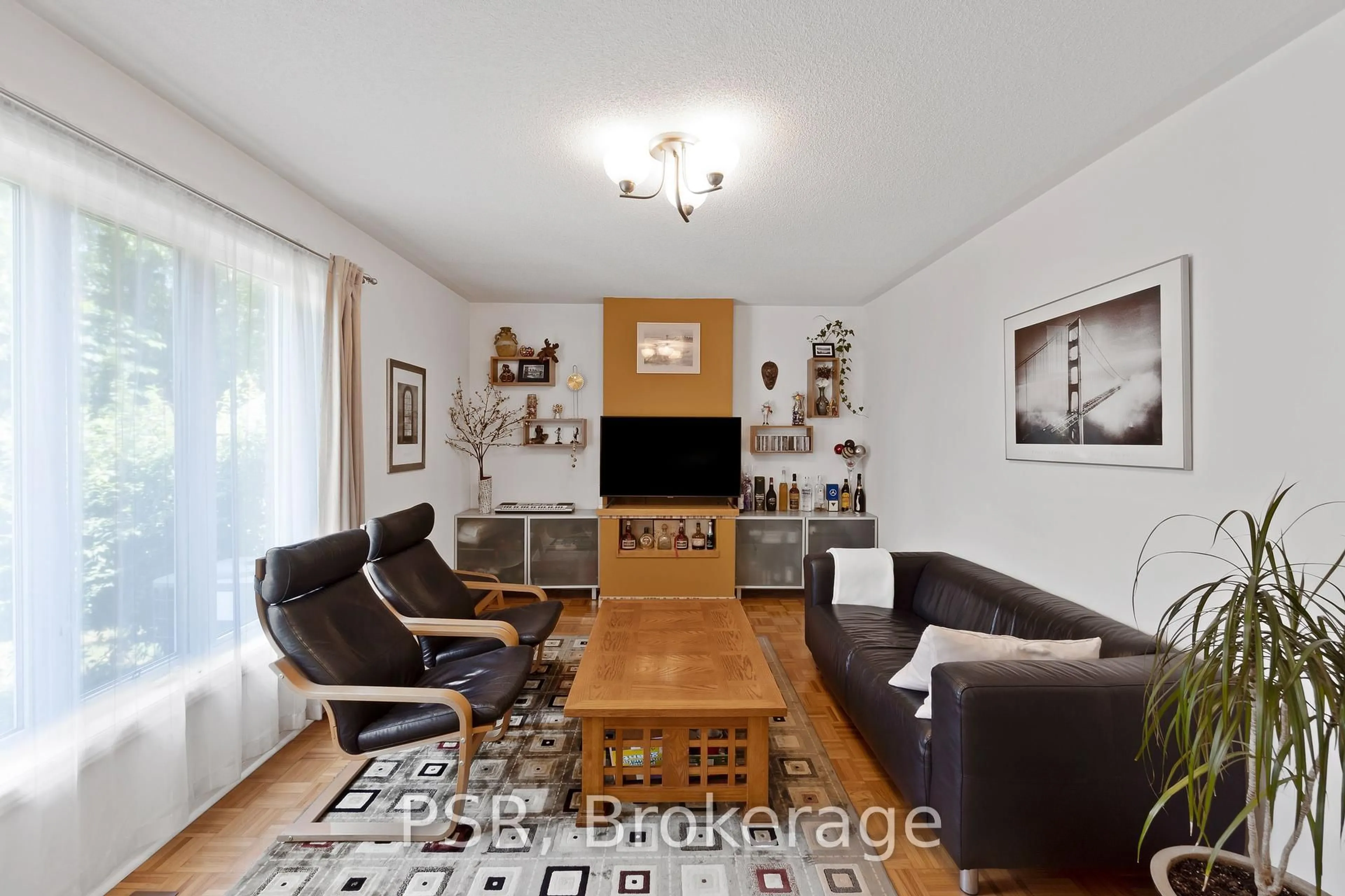 Living room with furniture, wood/laminate floor for 960 Fielder Dr, Mississauga Ontario L5V 2S2