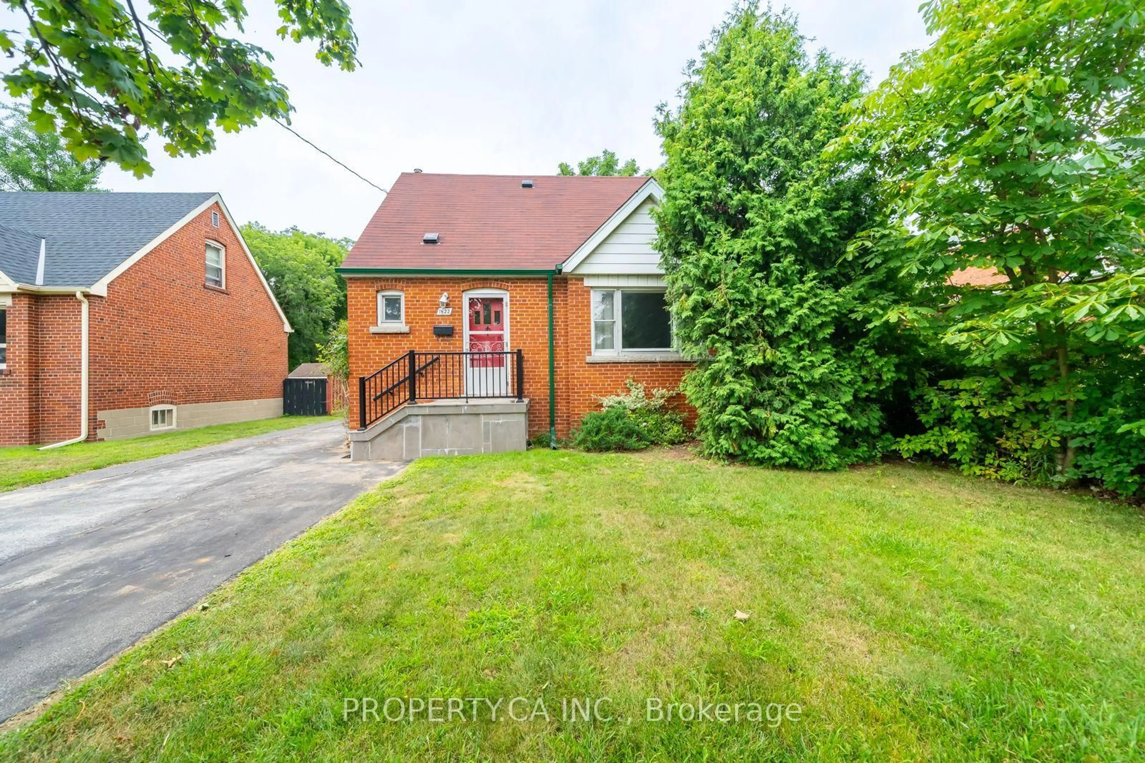 Home with brick exterior material, street for 1622 Alexandra Blvd, Mississauga Ontario L5E 2B7