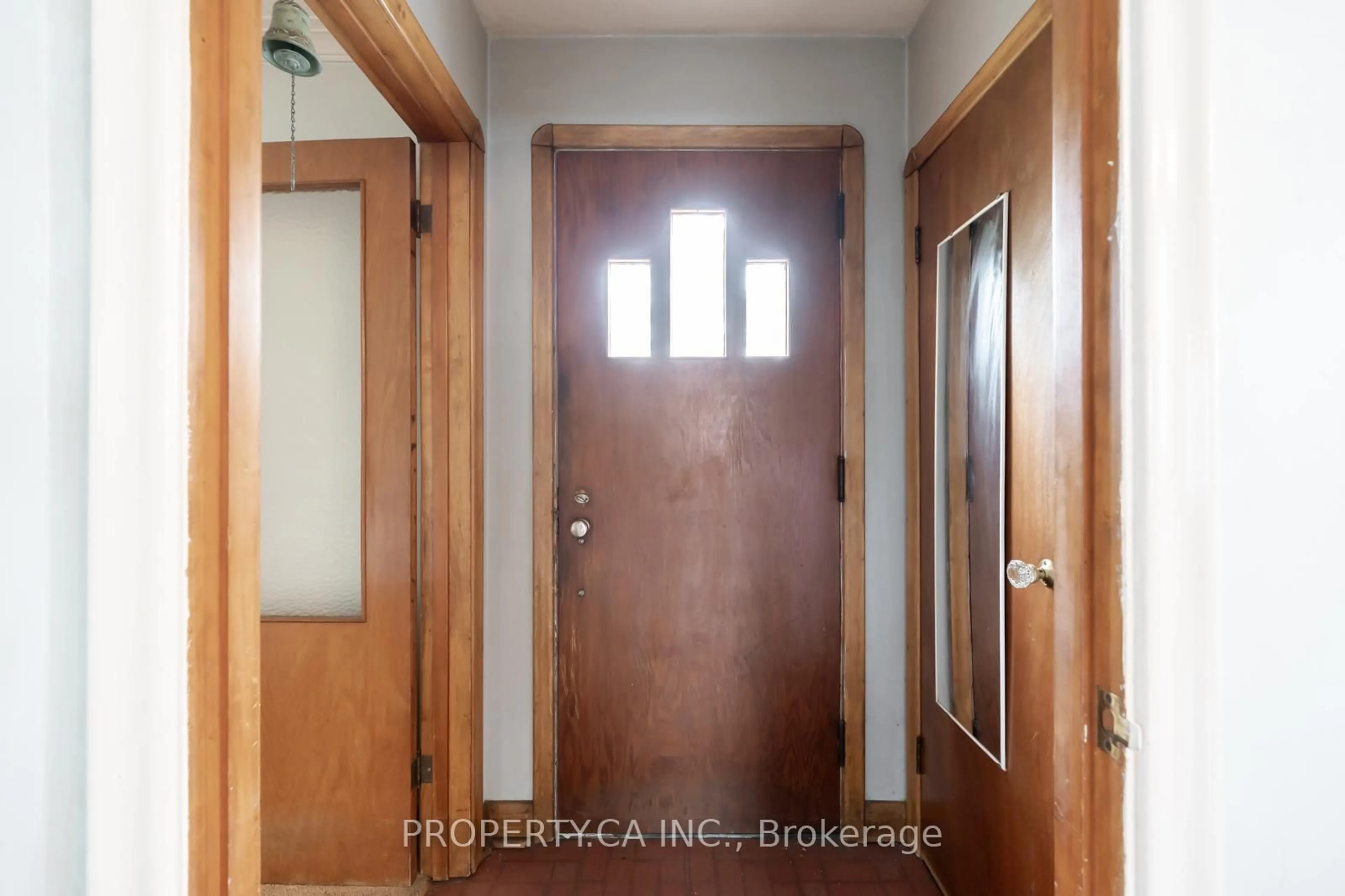 Indoor entryway for 1622 Alexandra Blvd, Mississauga Ontario L5E 2B7