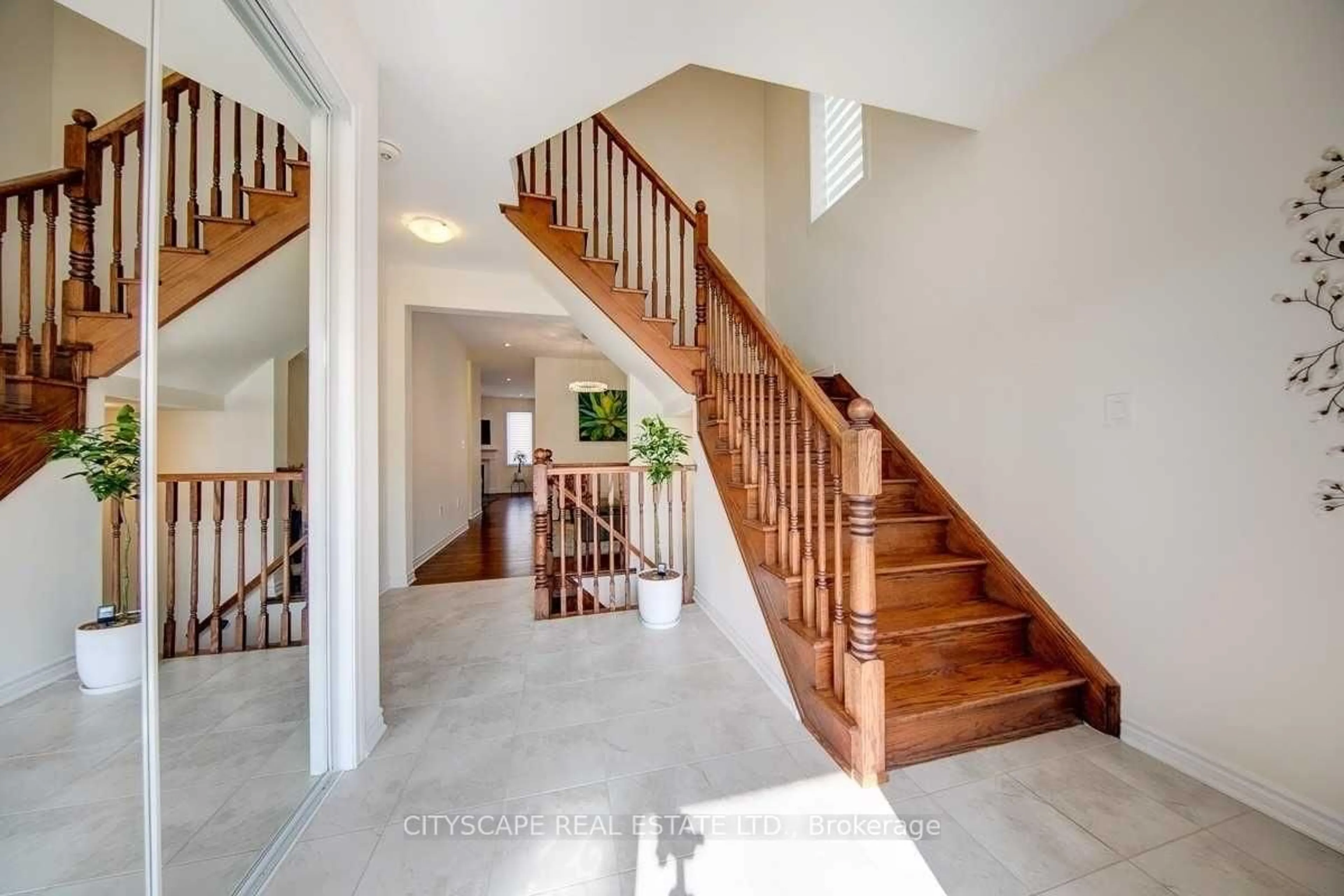 Indoor foyer for 141 Hatt Crt, Milton Ontario L9E 1G7