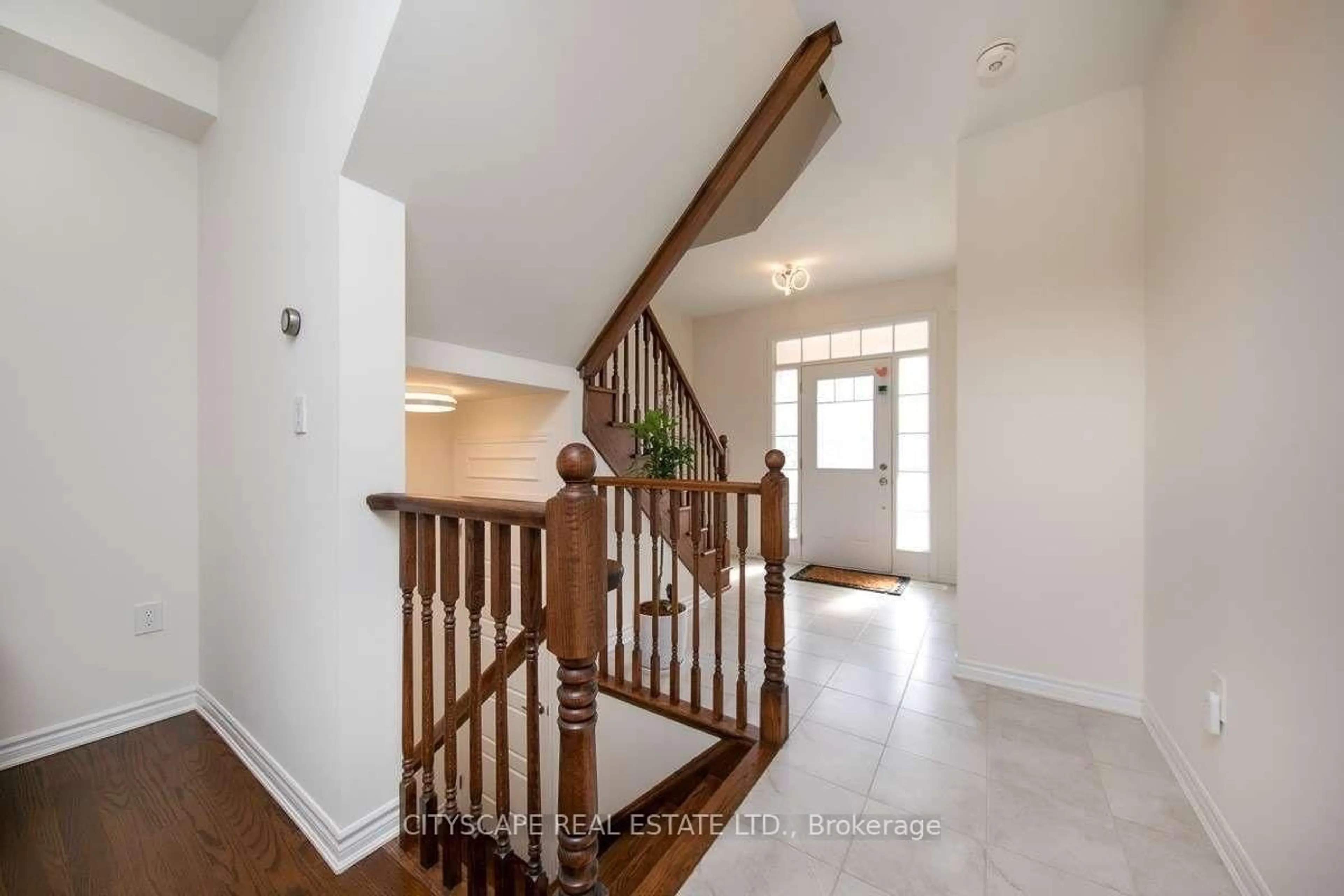 Indoor entryway for 141 Hatt Crt, Milton Ontario L9E 1G7