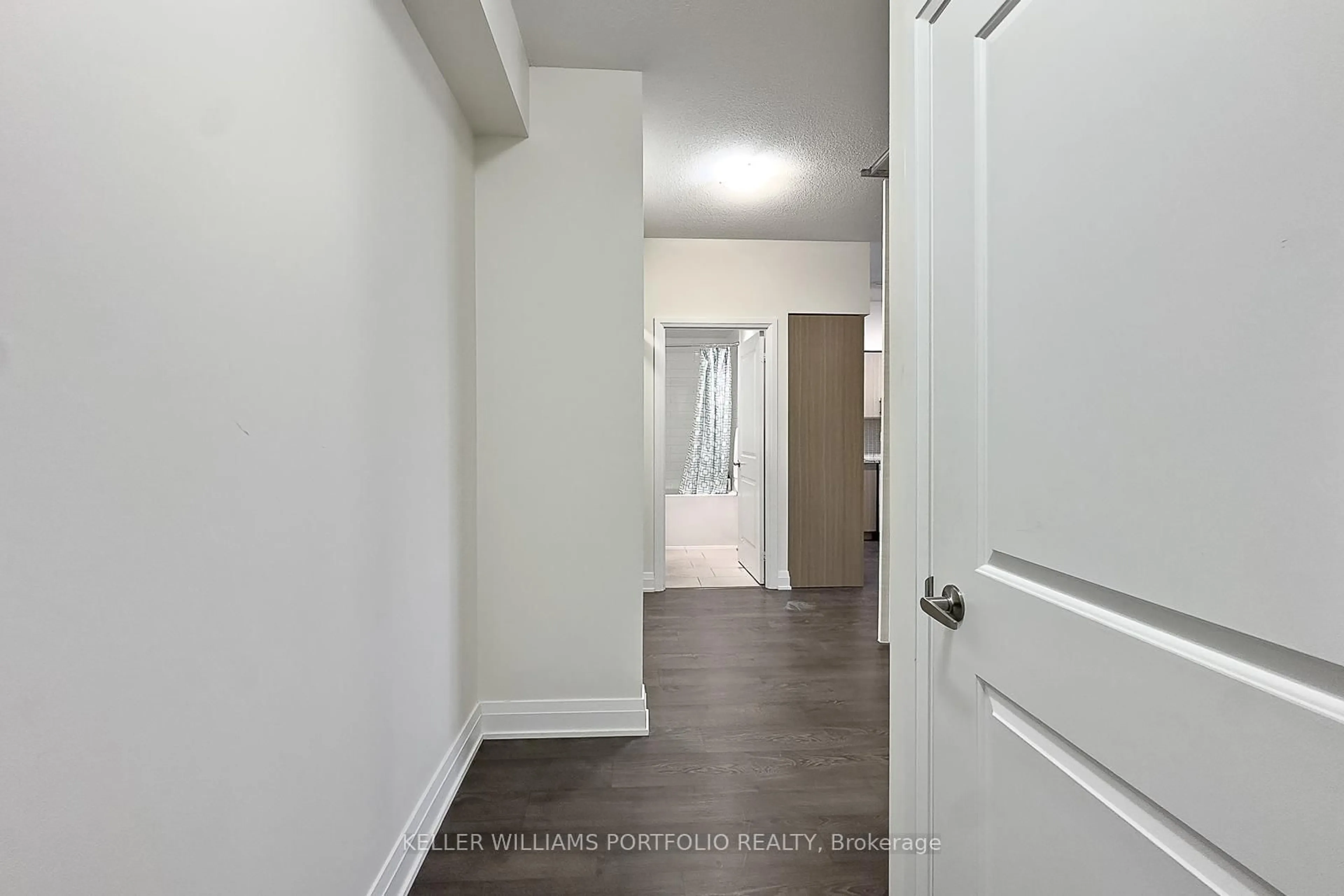 Indoor entryway for 55 Speers Rd #1201, Oakville Ontario L6K 0H9