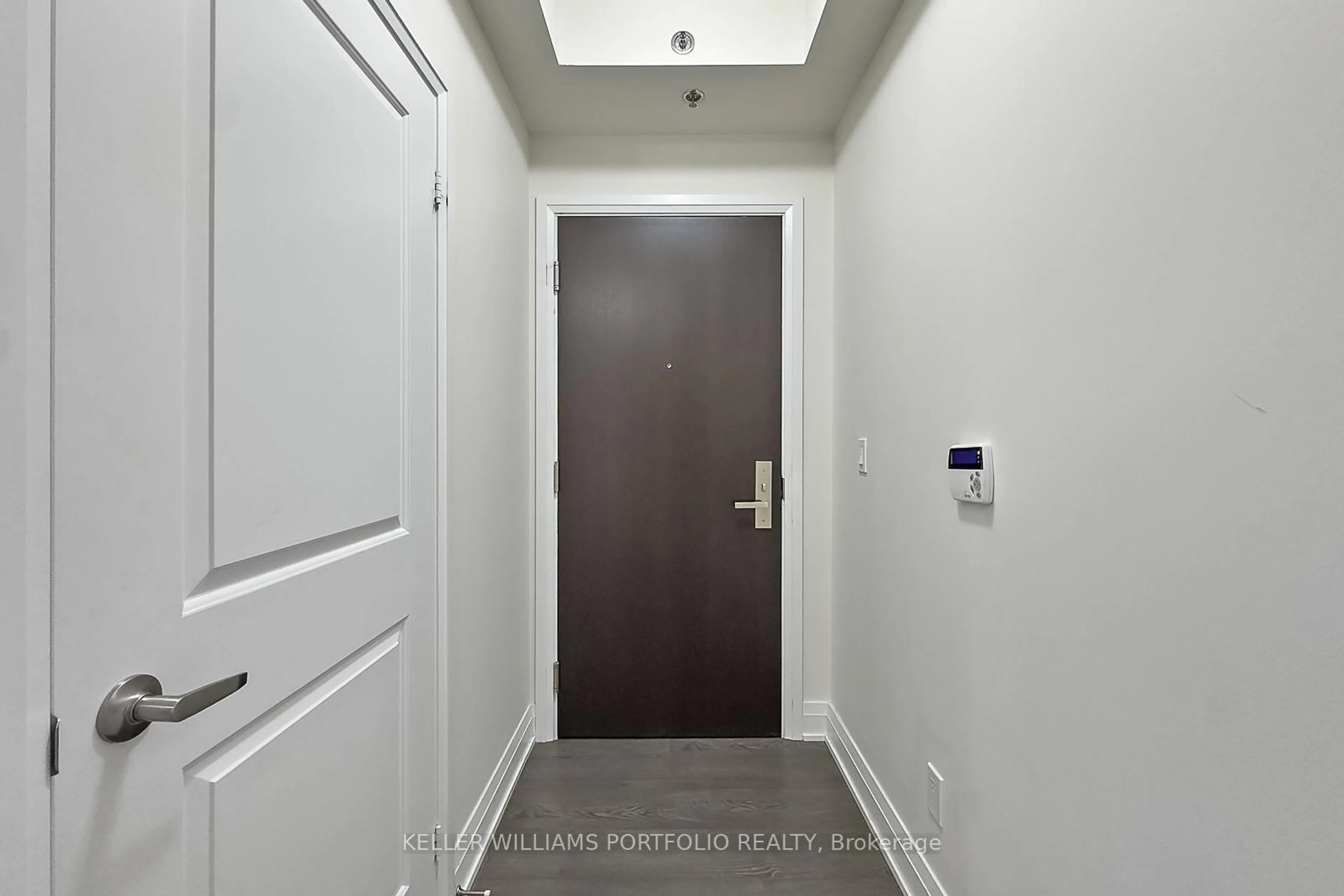 Indoor foyer for 55 Speers Rd #1201, Oakville Ontario L6K 0H9