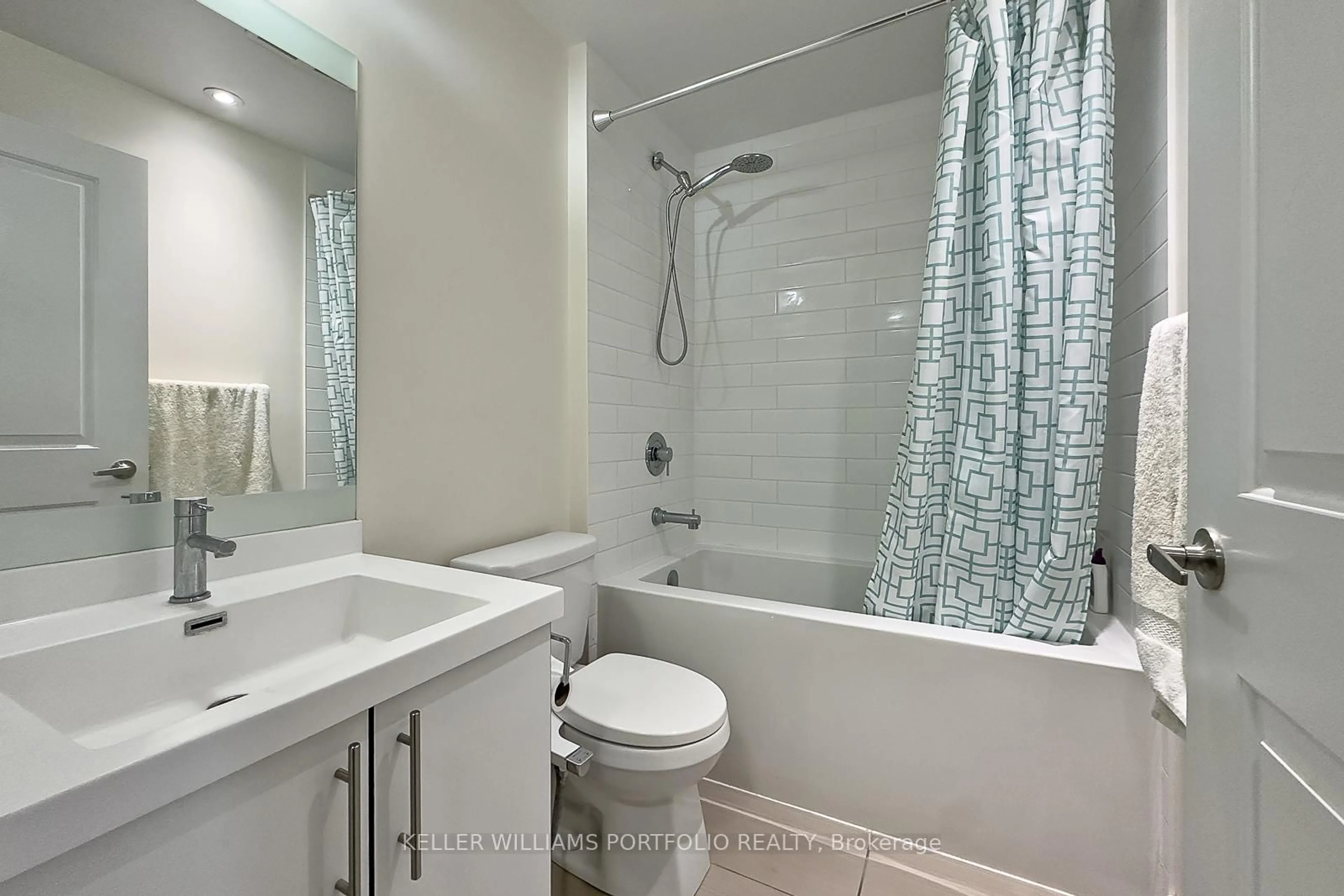 Standard bathroom, ceramic/tile floor for 55 Speers Rd #1201, Oakville Ontario L6K 0H9