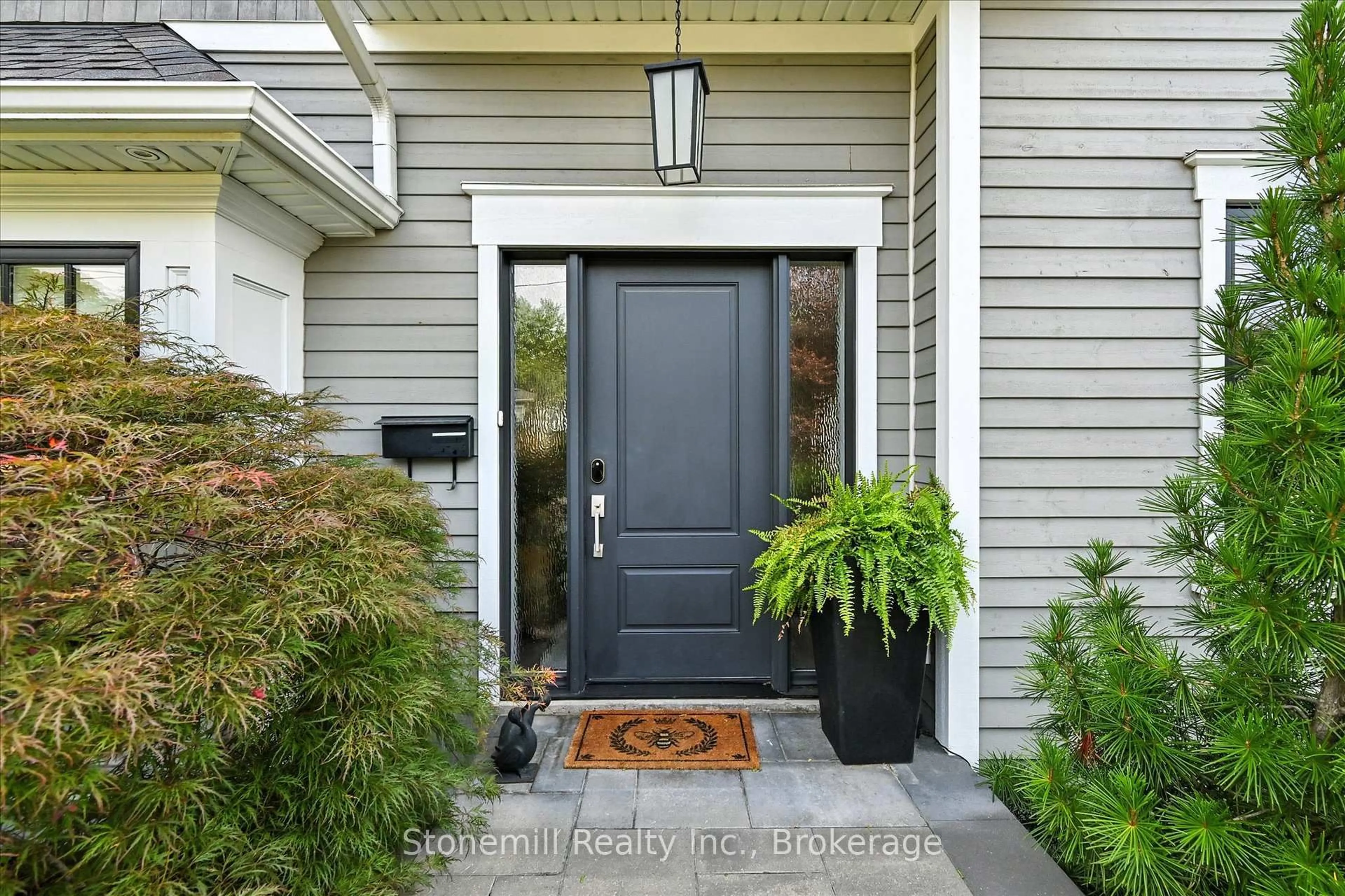 Indoor entryway for 735 George St, Burlington Ontario L7R 2V8