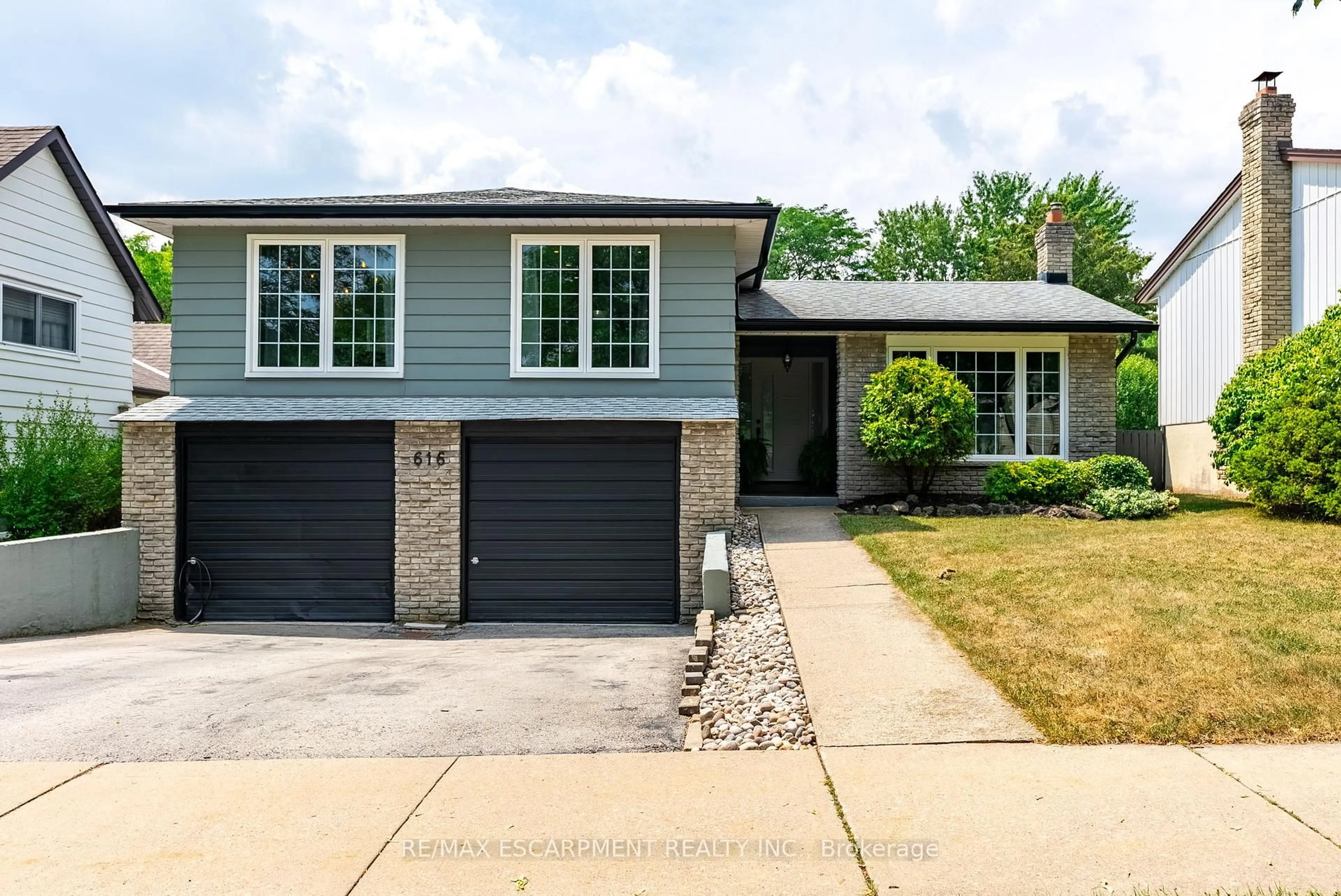 Home with vinyl exterior material, street for 616 Sheraton Rd, Burlington Ontario L7L 4B5