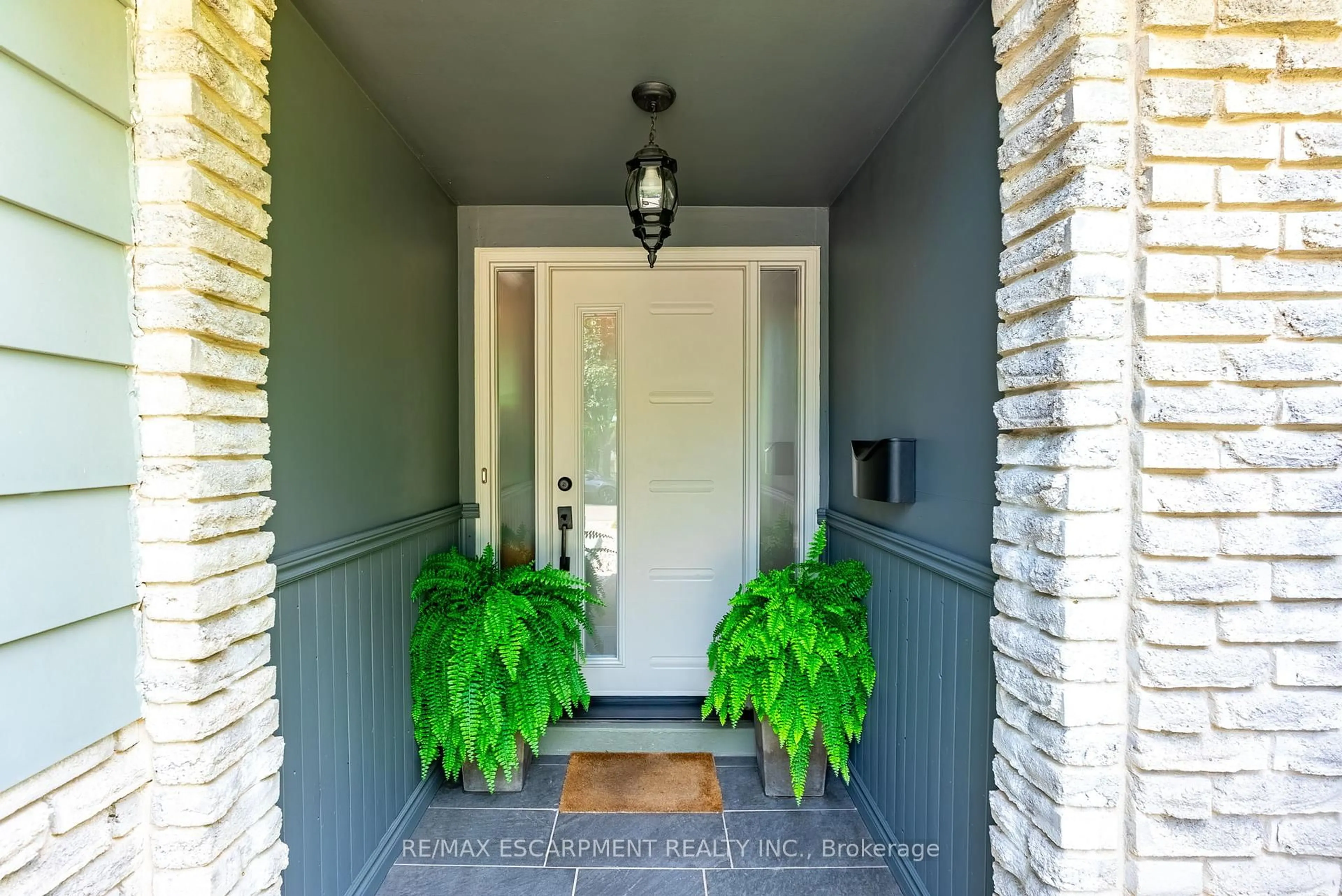 Indoor entryway for 616 Sheraton Rd, Burlington Ontario L7L 4B5