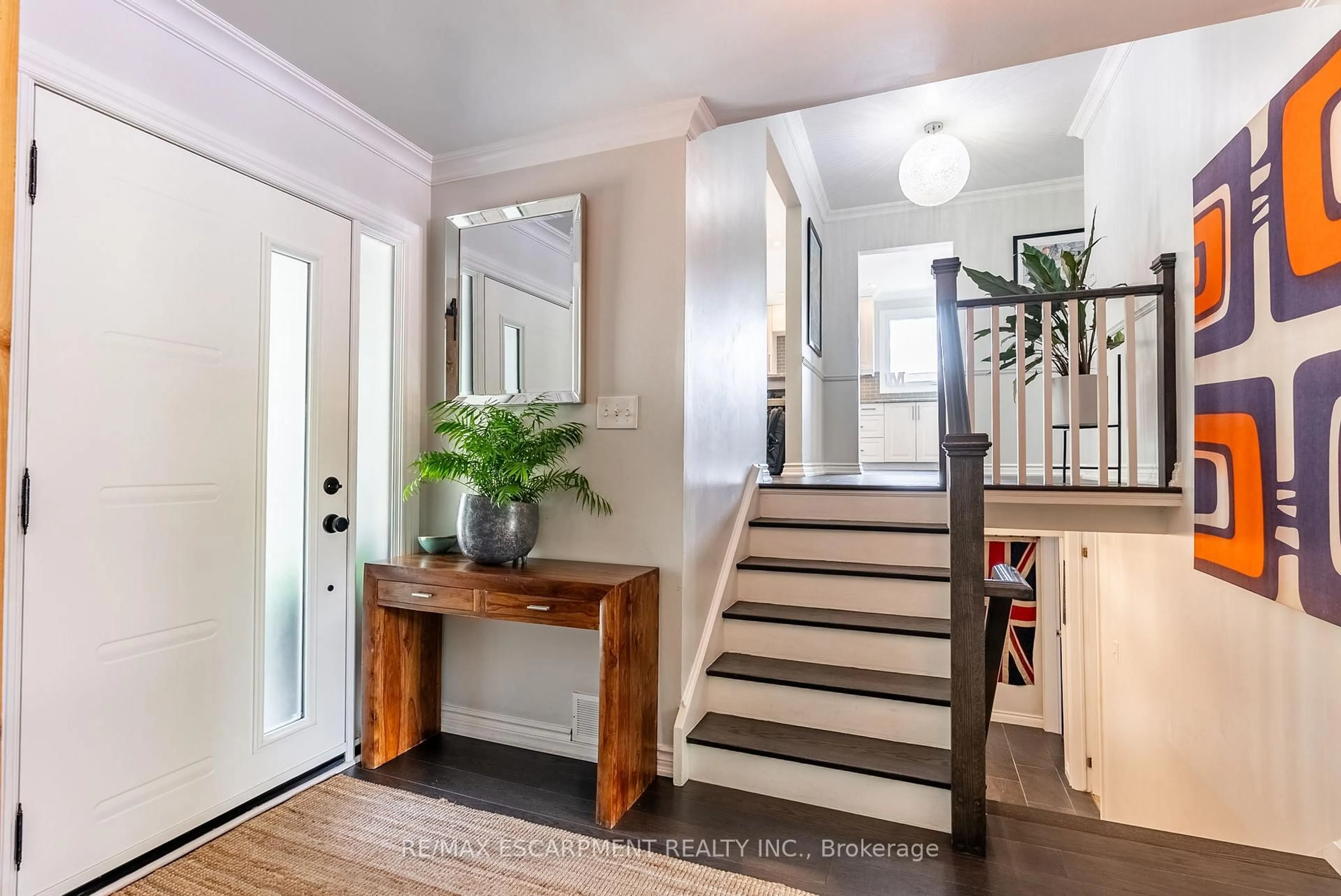 Indoor entryway for 616 Sheraton Rd, Burlington Ontario L7L 4B5