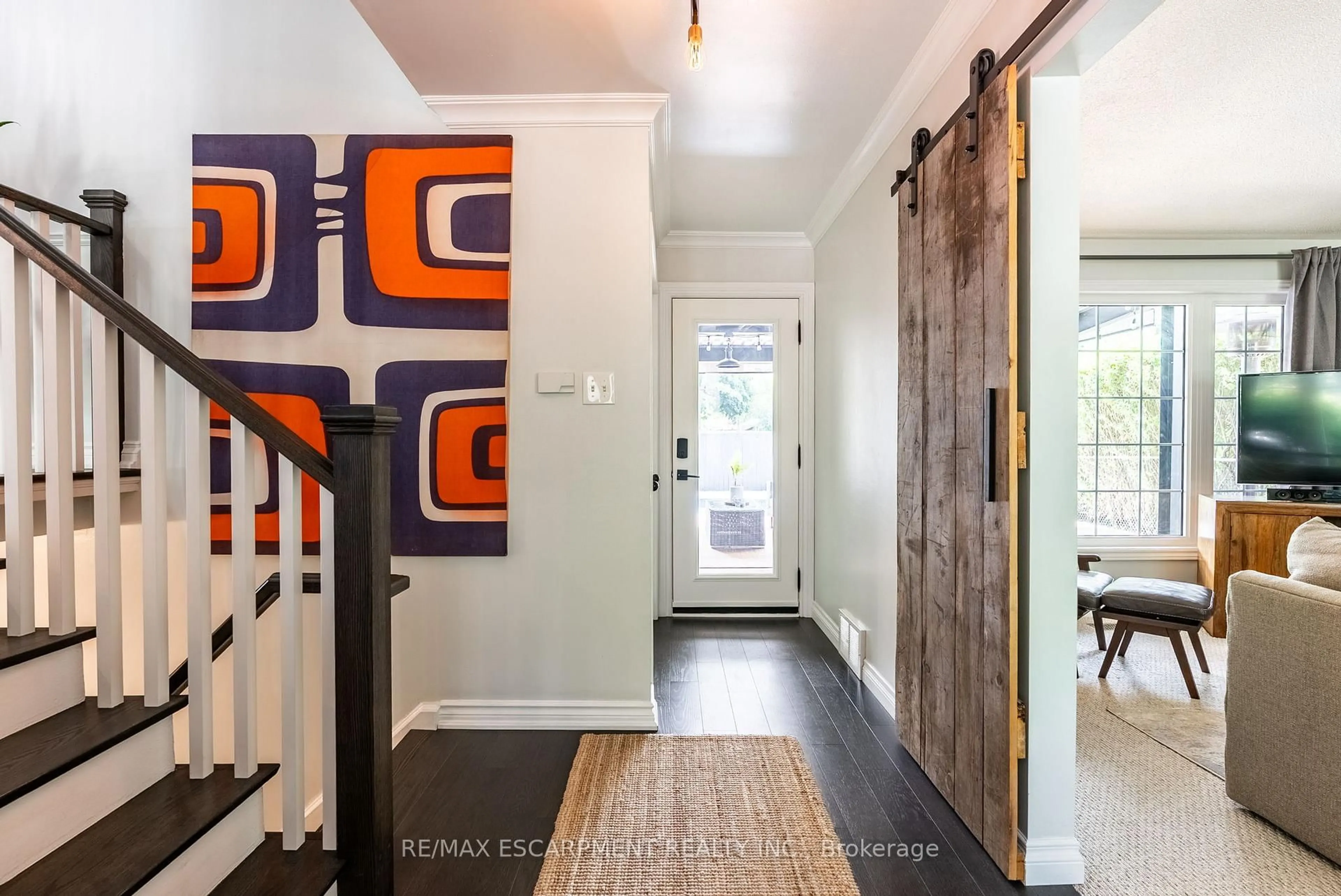 Indoor entryway for 616 Sheraton Rd, Burlington Ontario L7L 4B5
