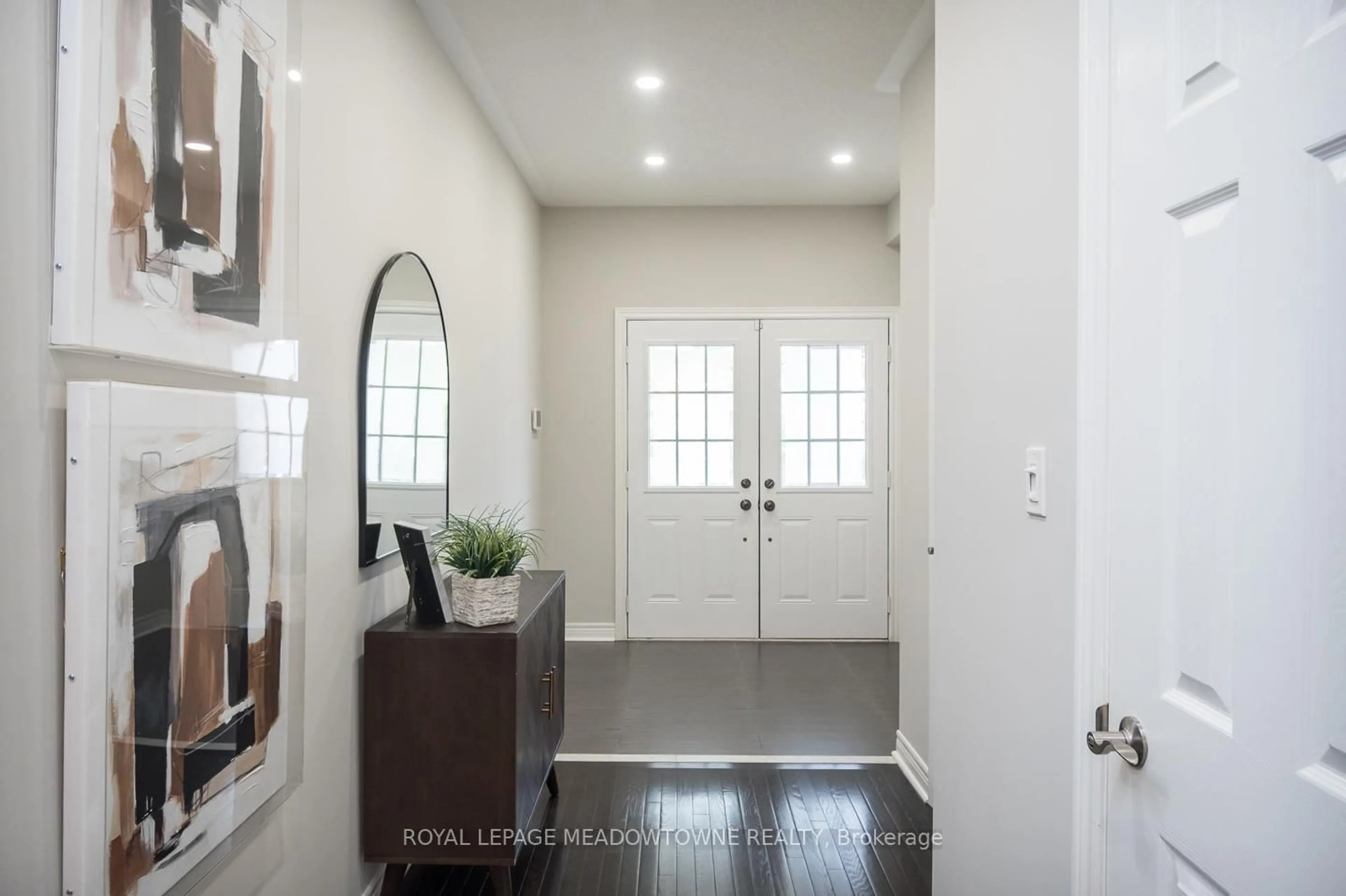 Indoor entryway for 315 Bessborough Dr, Milton Ontario L9T 8P5