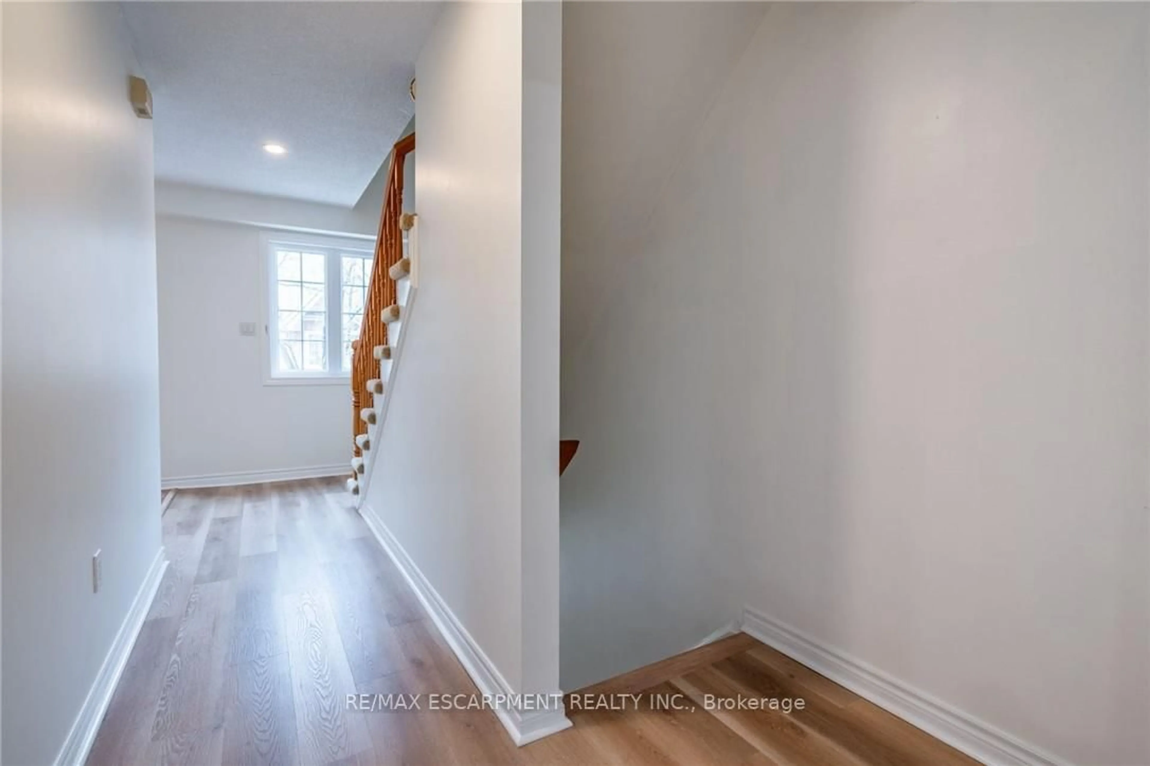 Indoor entryway for 2075 Walkers Line #246, Burlington Ontario L7M 4G7