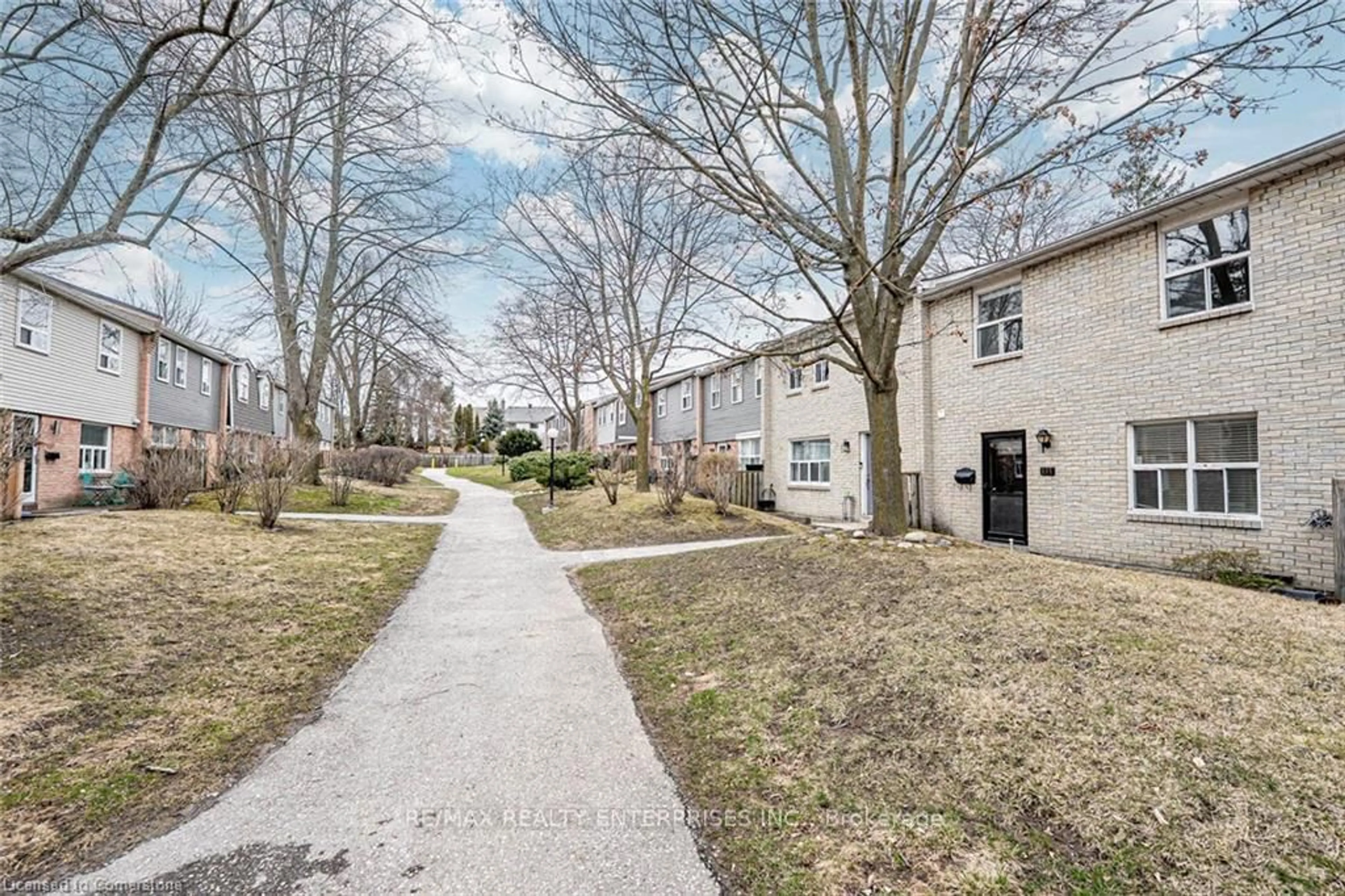 A pic from outside/outdoor area/front of a property/back of a property/a pic from drone, street for 1050 Shawnmarr Rd #111, Mississauga Ontario L5H 3V1