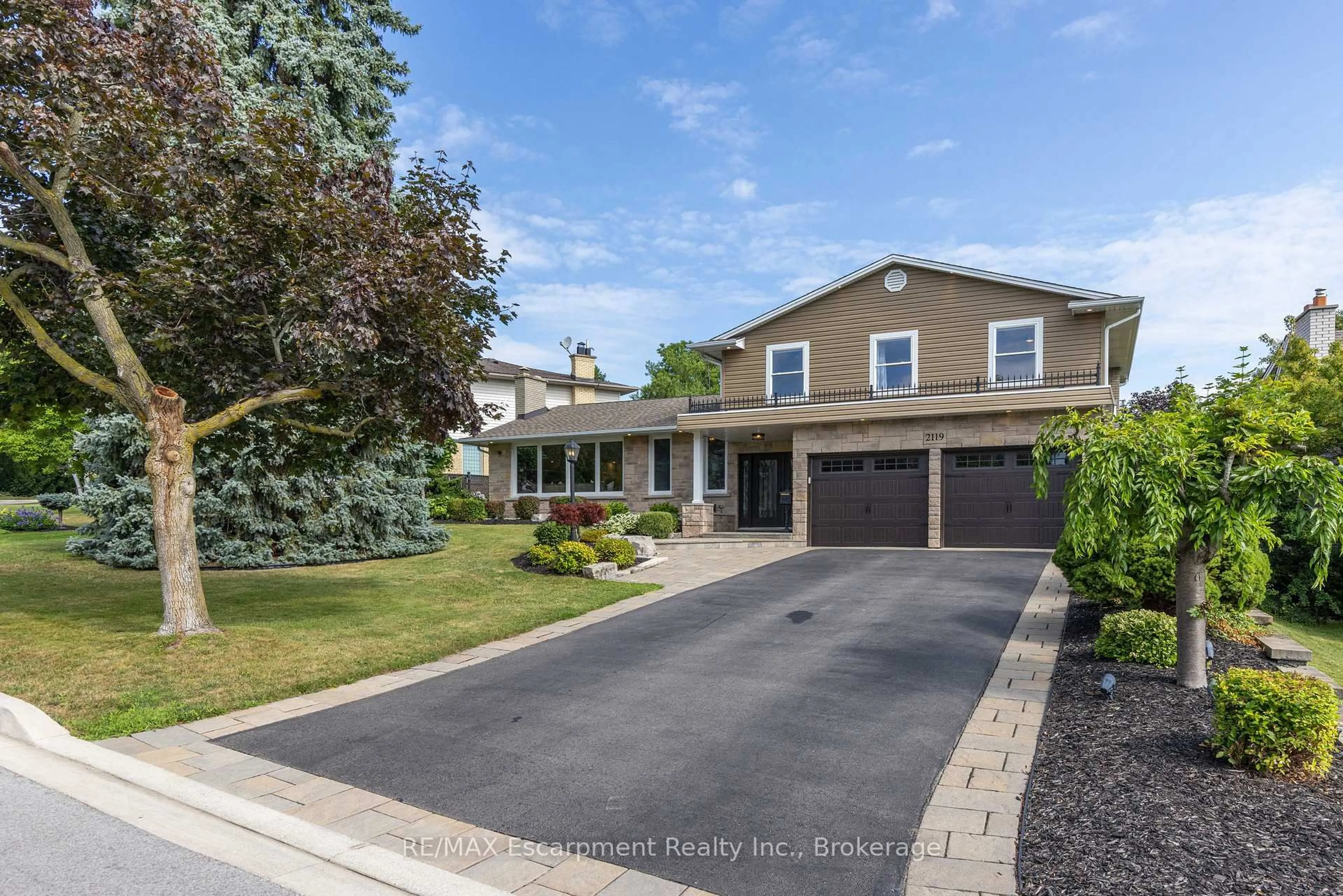 Home with vinyl exterior material, street for 2119 Agincourt Cres, Burlington Ontario L7P 1P3