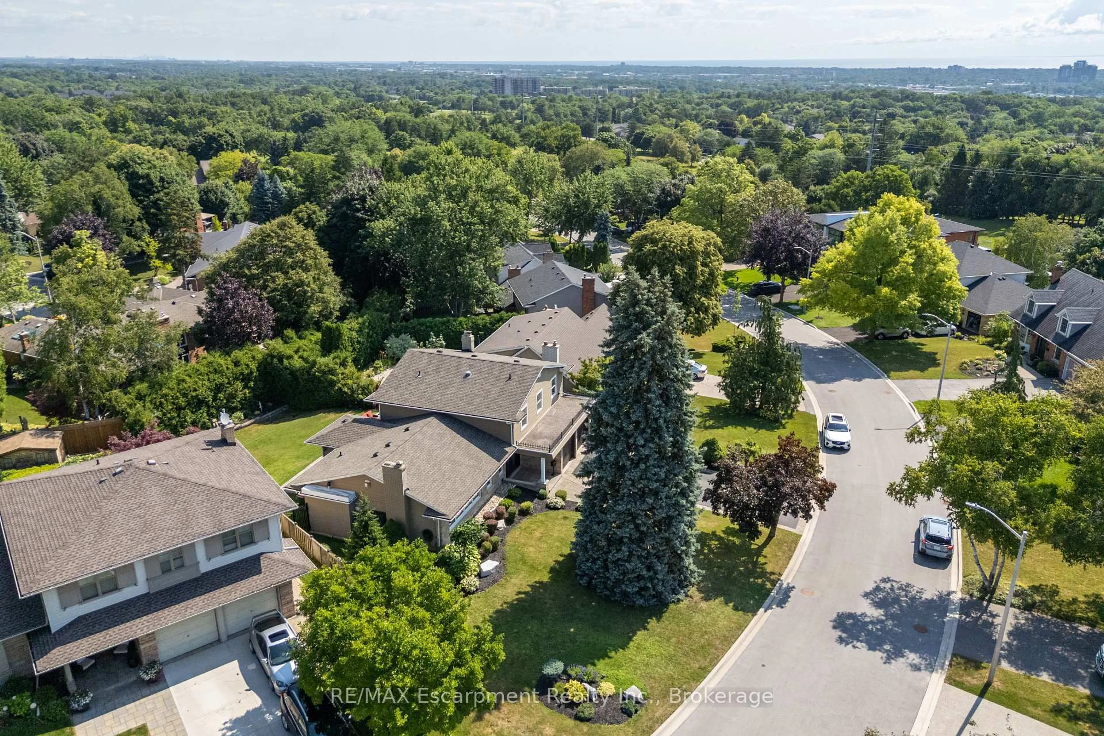 A pic from outside/outdoor area/front of a property/back of a property/a pic from drone, street for 2119 Agincourt Cres, Burlington Ontario L7P 1P3
