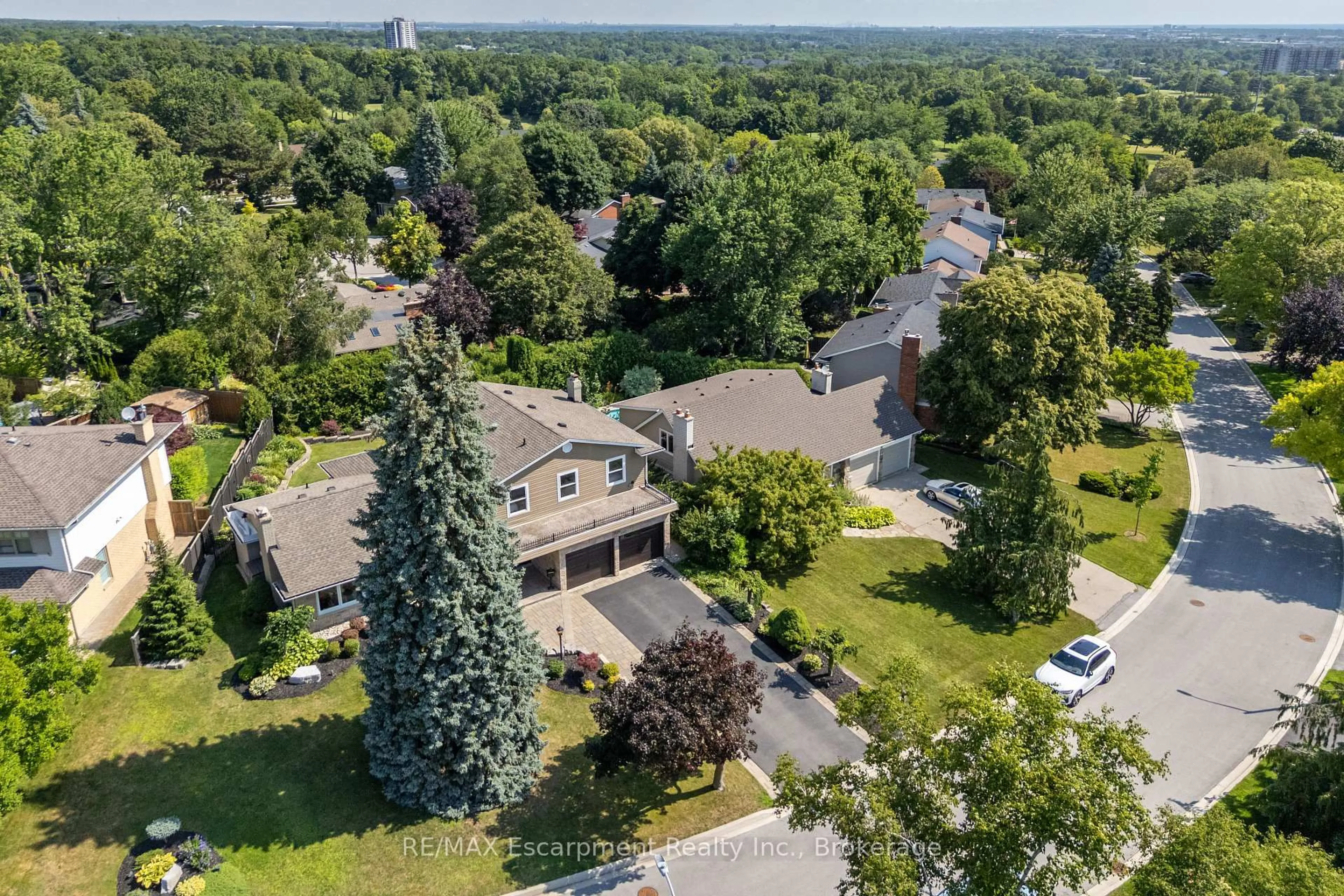 A pic from outside/outdoor area/front of a property/back of a property/a pic from drone, street for 2119 Agincourt Cres, Burlington Ontario L7P 1P3