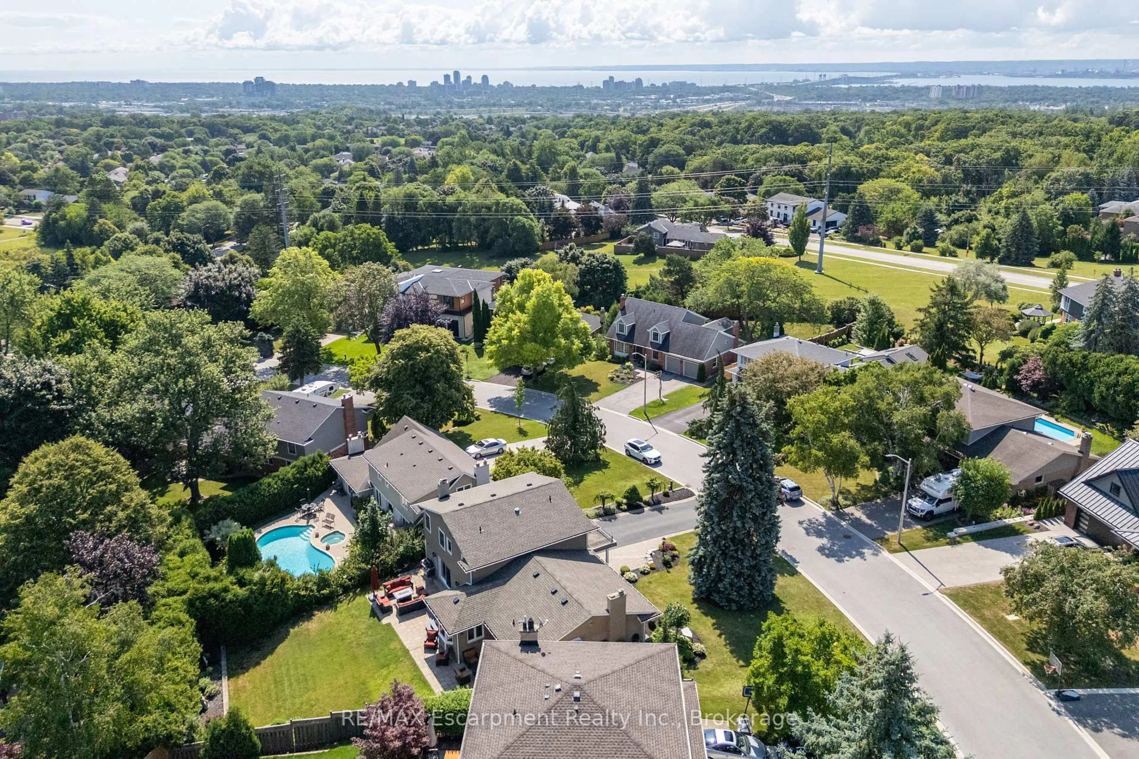 A pic from outside/outdoor area/front of a property/back of a property/a pic from drone, unknown for 2119 Agincourt Cres, Burlington Ontario L7P 1P3