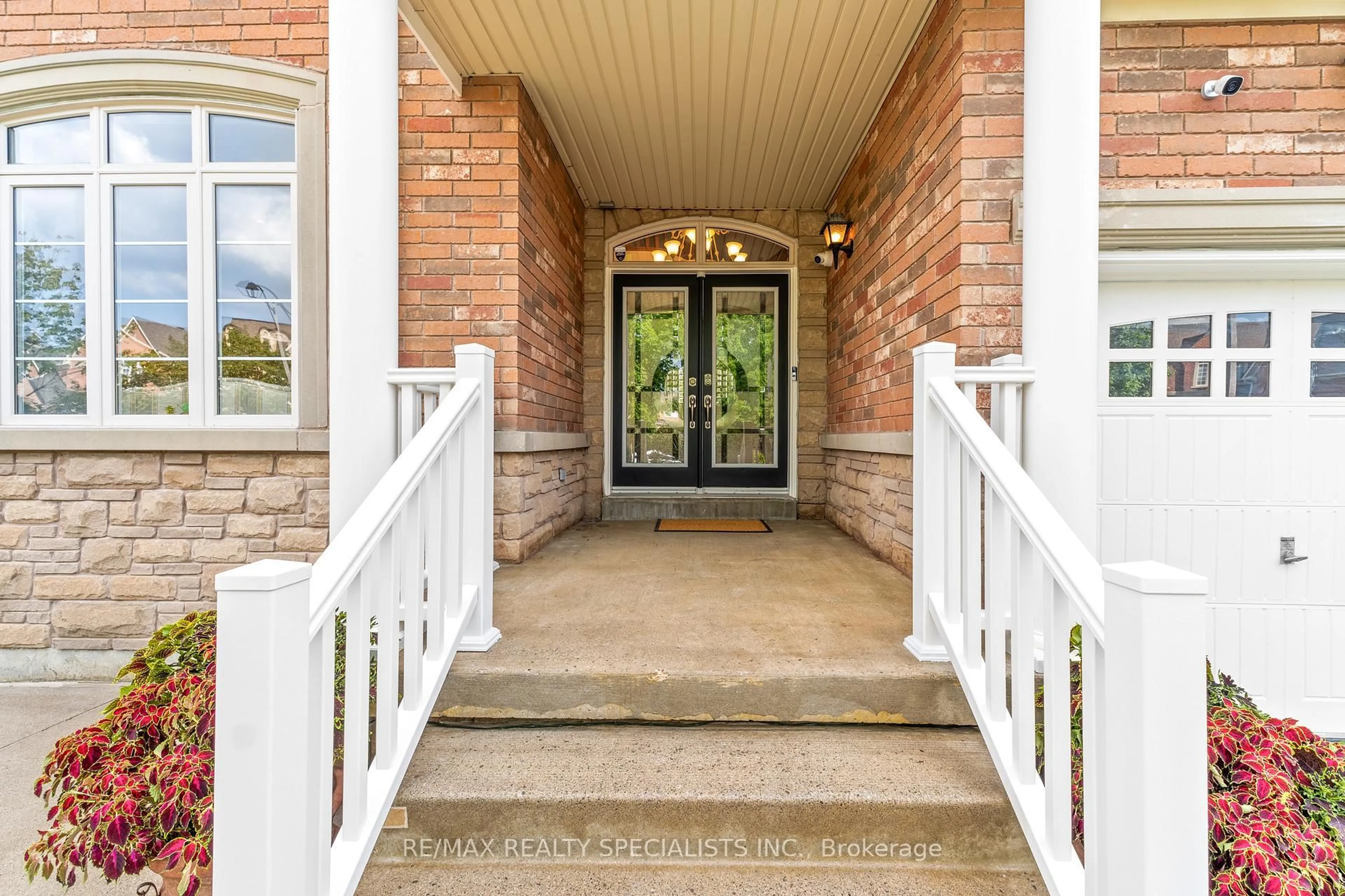 Indoor entryway for 22 Saint Hubert Dr, Brampton Ontario L6P 1V7