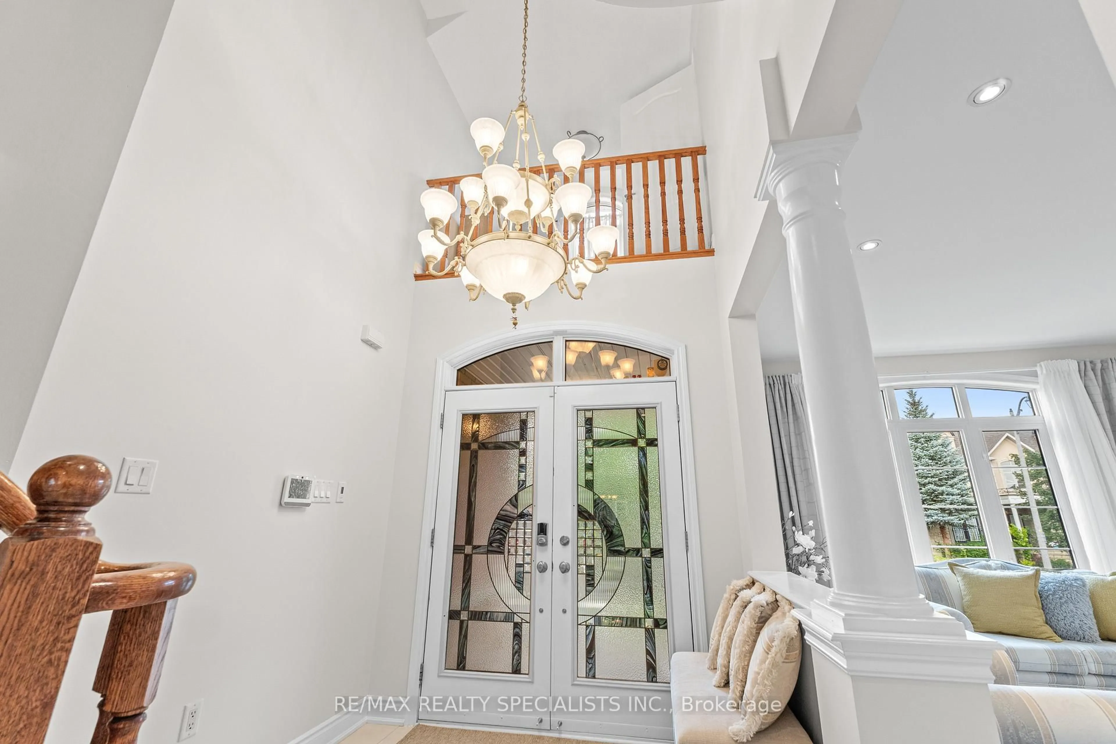 Indoor foyer for 22 Saint Hubert Dr, Brampton Ontario L6P 1V7