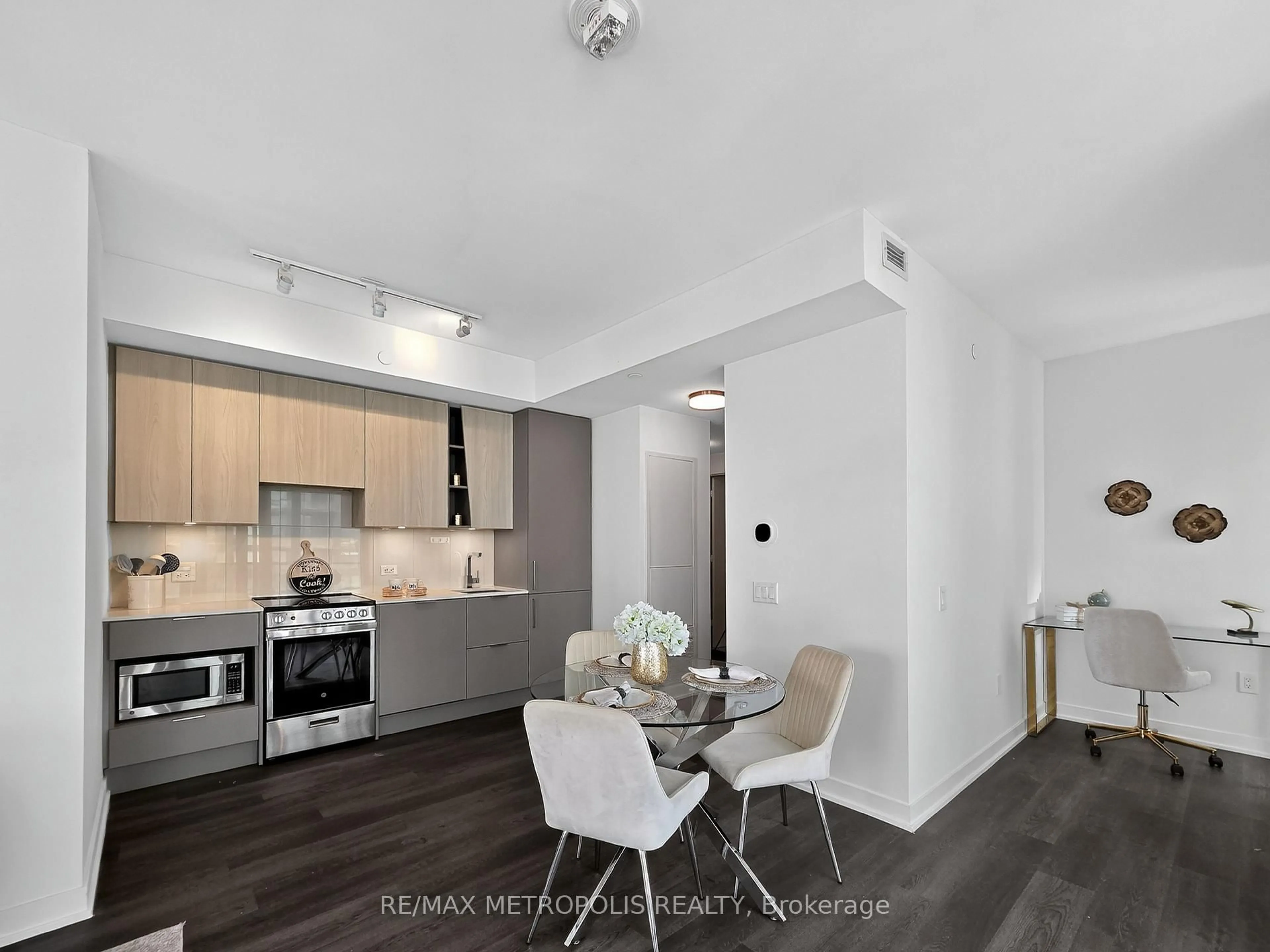 Open concept kitchen, wood/laminate floor for 3900 CONFEDERATION Pkwy #4010, Mississauga Ontario L5B 0M3