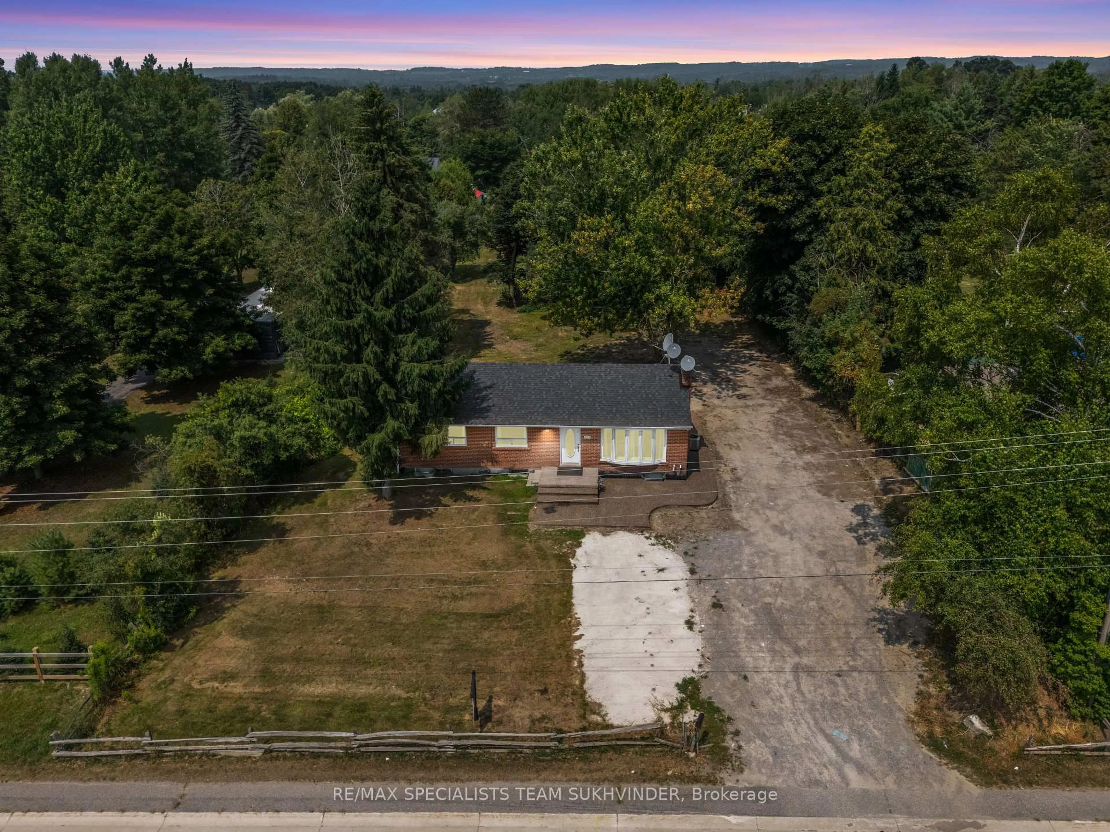 A pic from outside/outdoor area/front of a property/back of a property/a pic from drone, unknown for 4886 Olde Base Line Rd, Caledon Ontario L7C 0J9