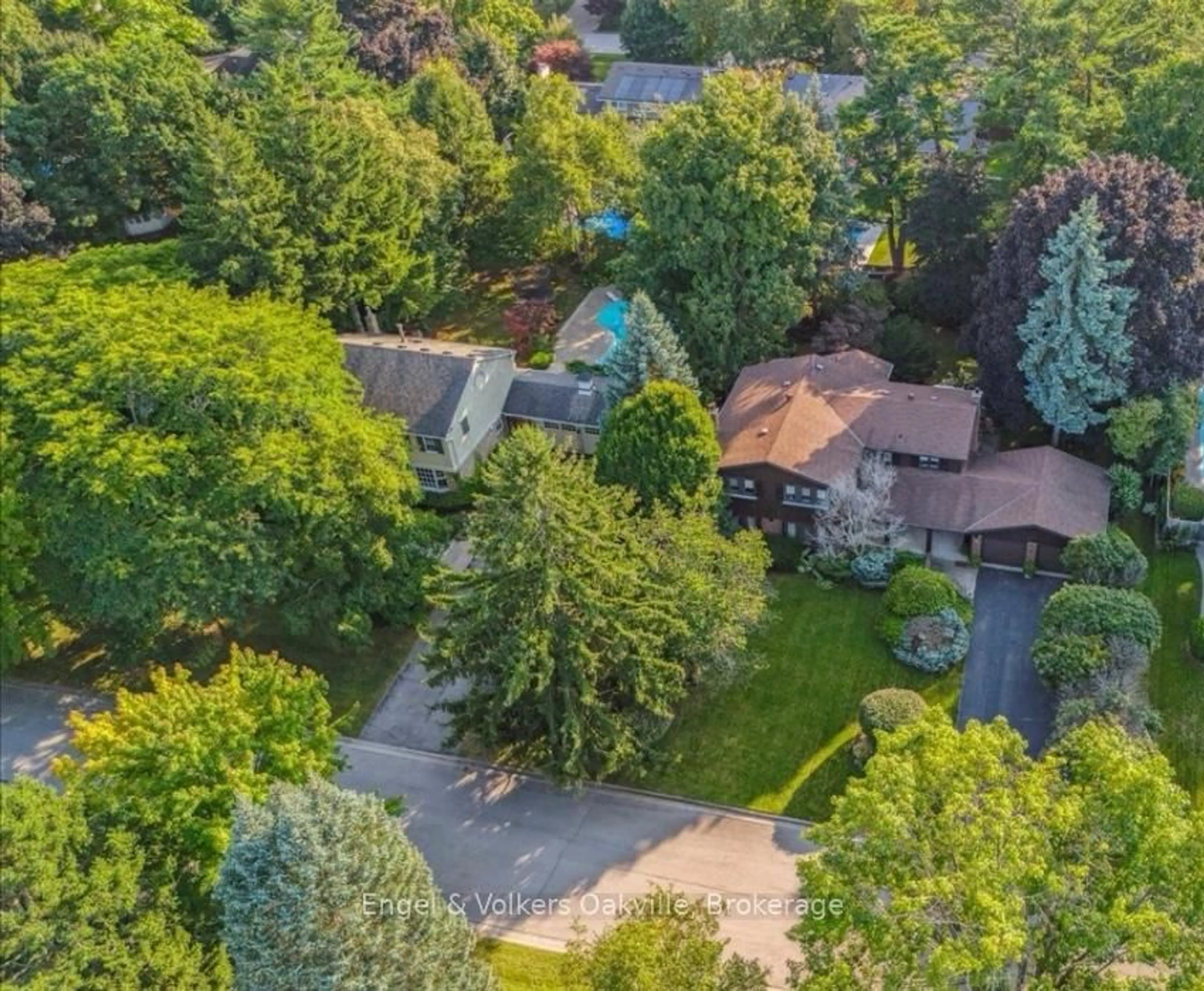 A pic from outside/outdoor area/front of a property/back of a property/a pic from drone, street for 250 Gatestone Ave, Oakville Ontario L6J 5R9
