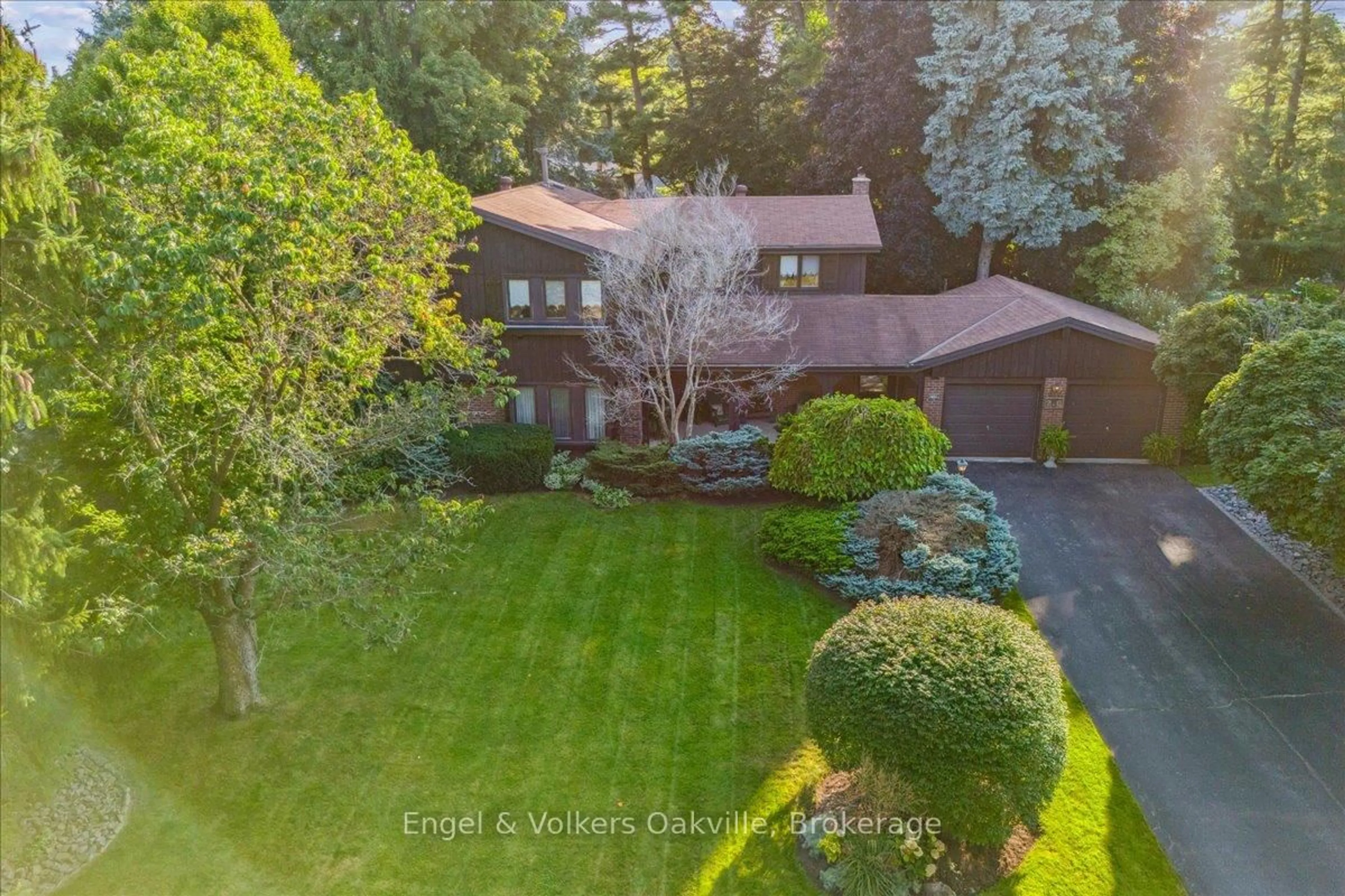 A pic from outside/outdoor area/front of a property/back of a property/a pic from drone, street for 250 Gatestone Ave, Oakville Ontario L6J 5R9