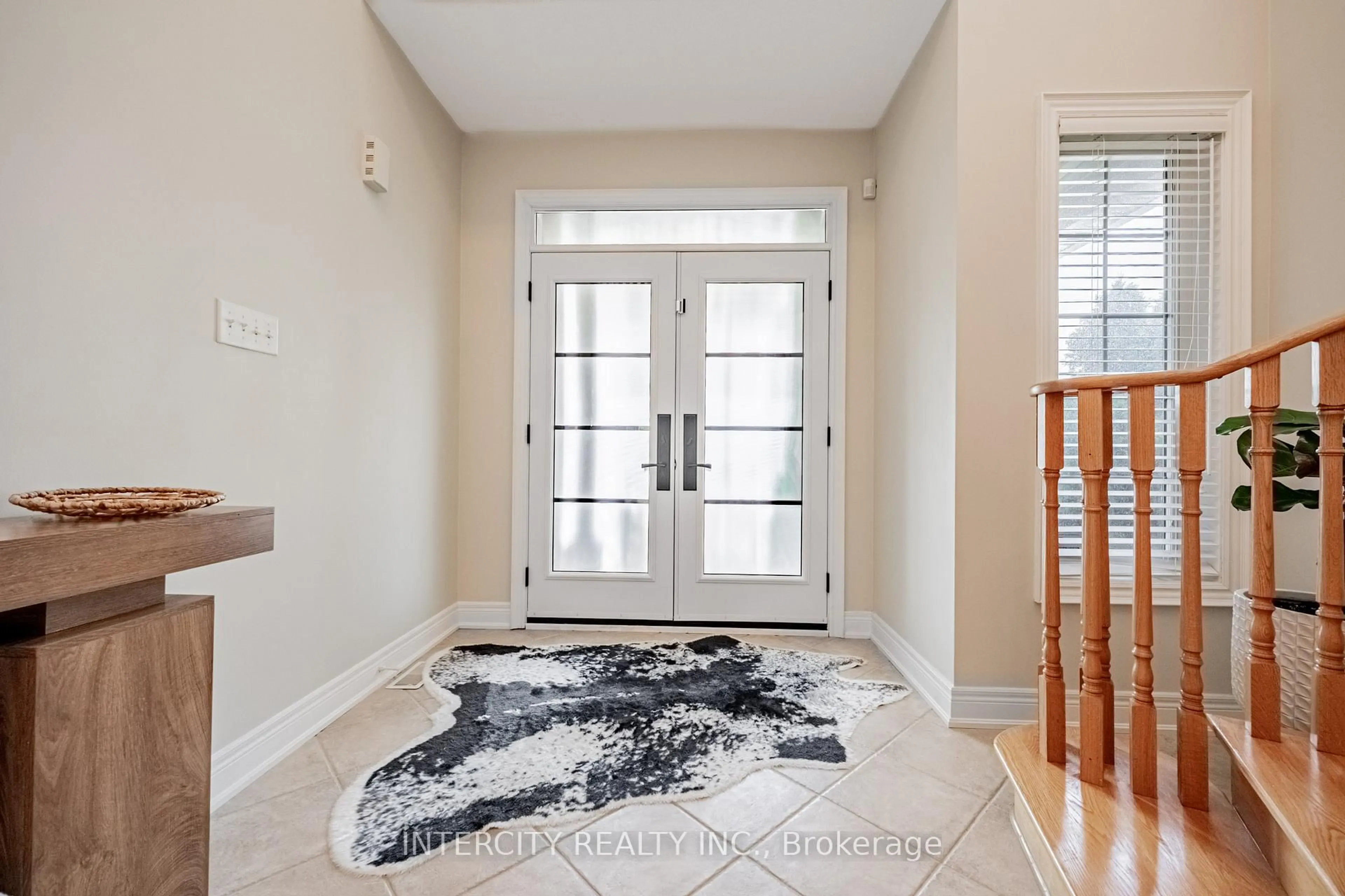 Indoor entryway for 21 Armani Lane, Brampton Ontario L6P 2K2