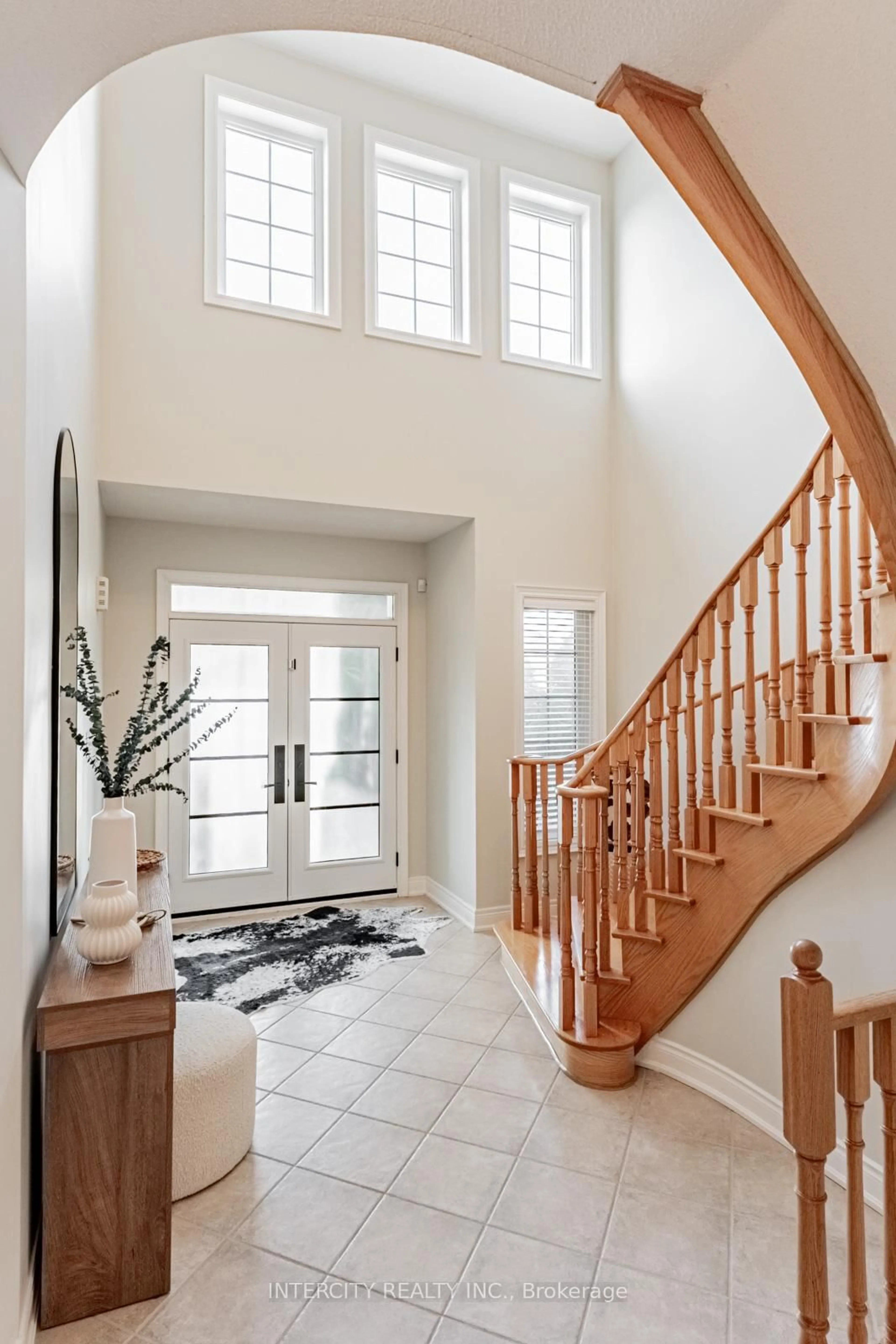 Indoor entryway for 21 Armani Lane, Brampton Ontario L6P 2K2