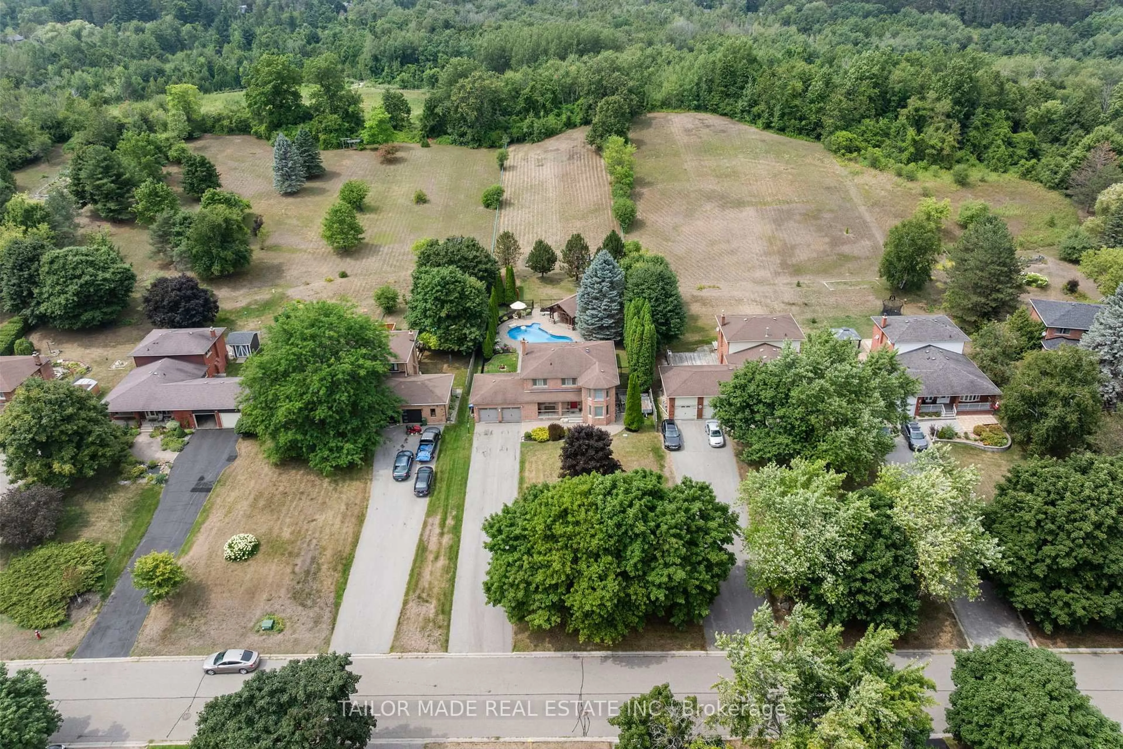 A pic from outside/outdoor area/front of a property/back of a property/a pic from drone, unknown for 48 Marilyn St, Caledon Ontario L7C 1H5