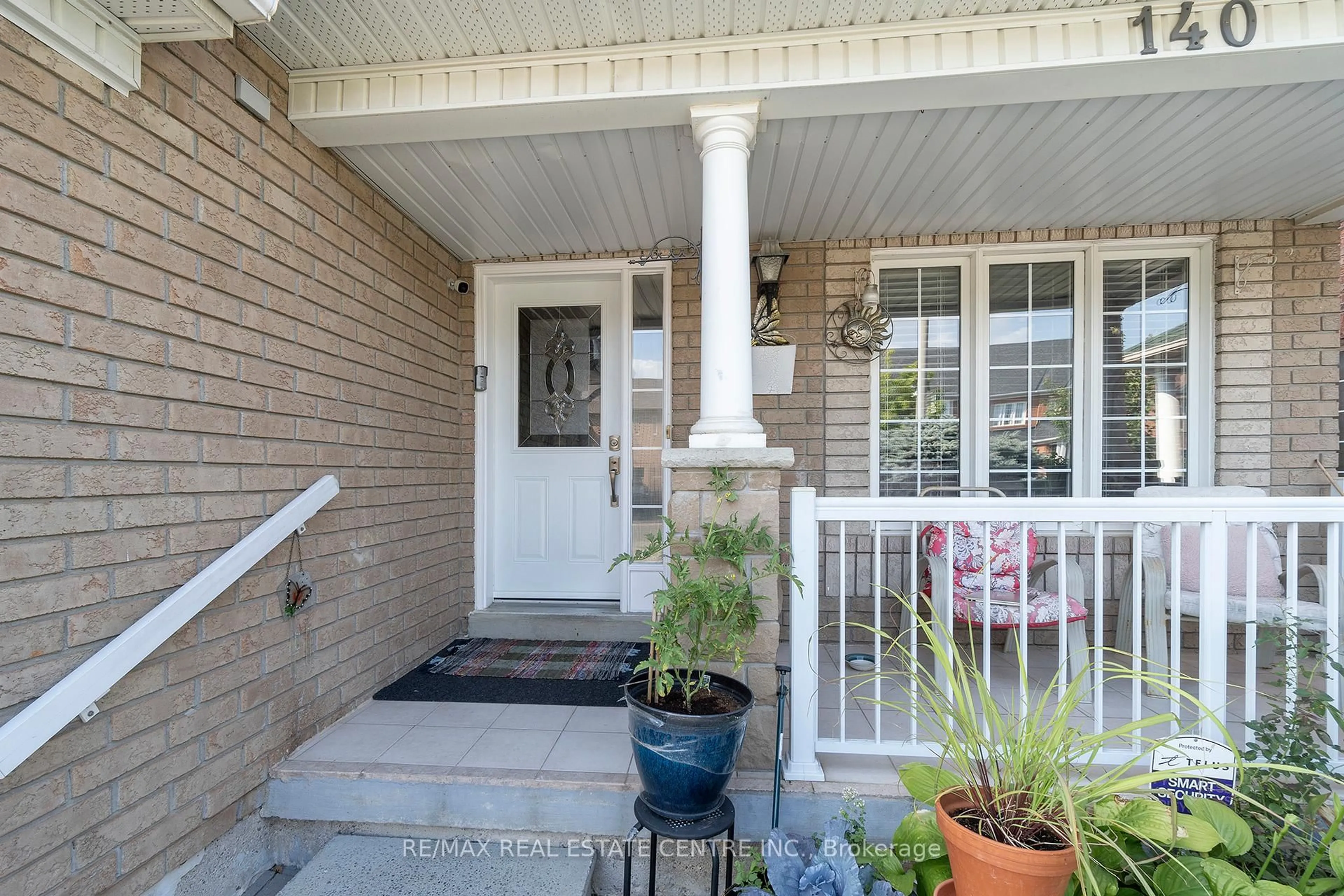 Indoor entryway for 140 Saintsbury Cres, Brampton Ontario L6R 2W4