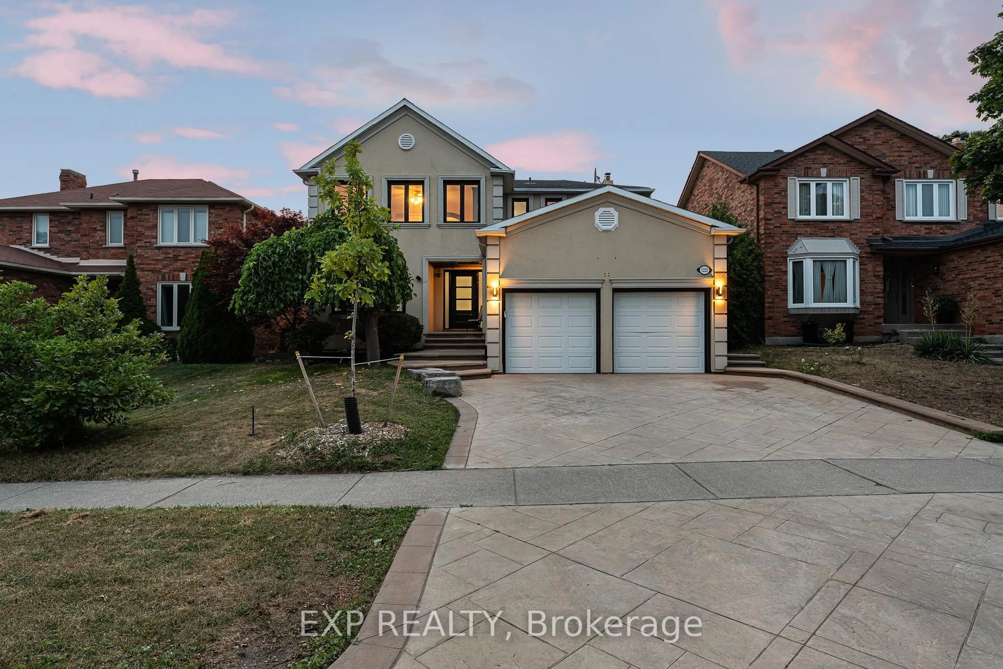 A pic from outside/outdoor area/front of a property/back of a property/a pic from drone, street for 1221 Creekside Dr, Oakville Ontario L6H 4Y8