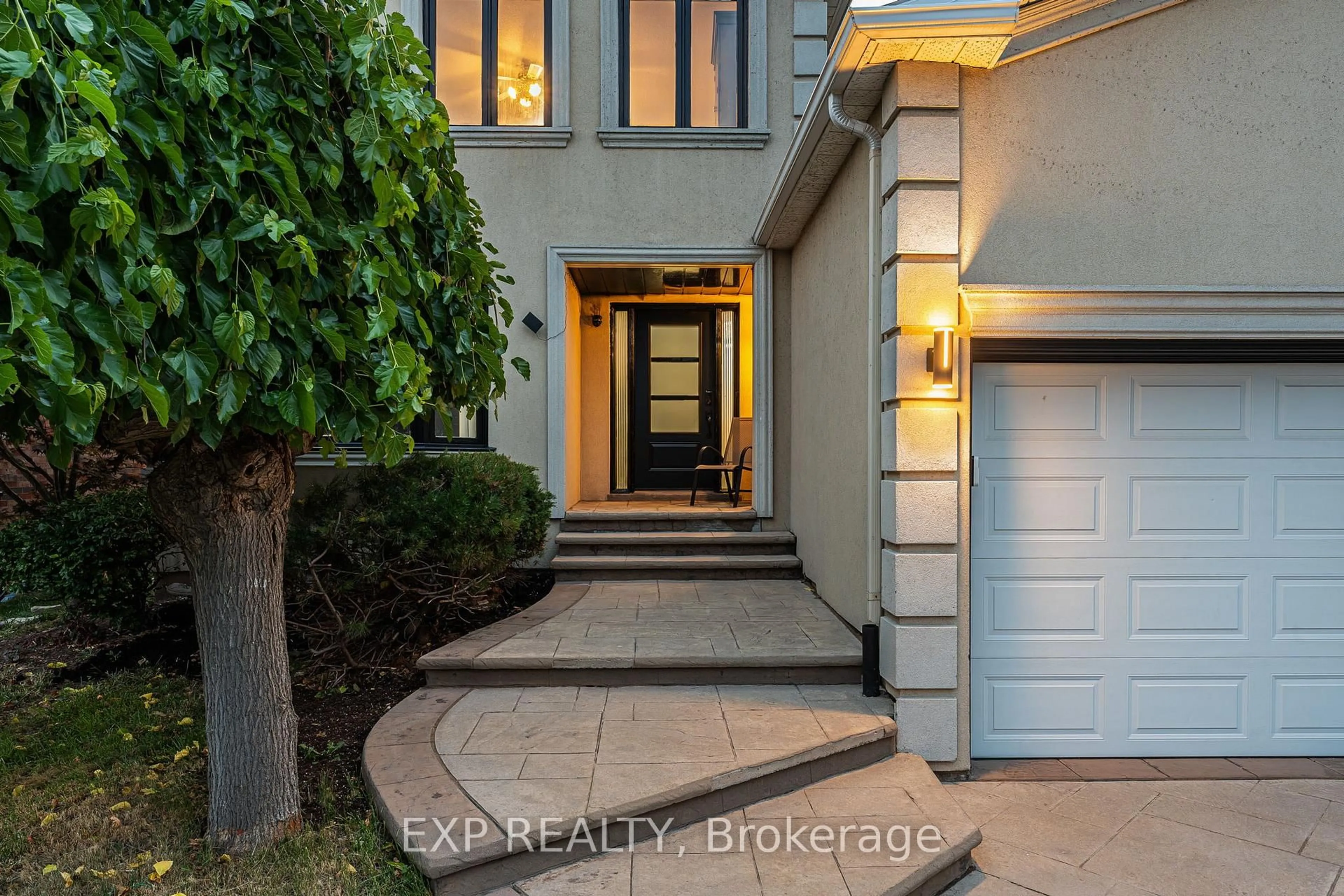Indoor entryway for 1221 Creekside Dr, Oakville Ontario L6H 4Y8