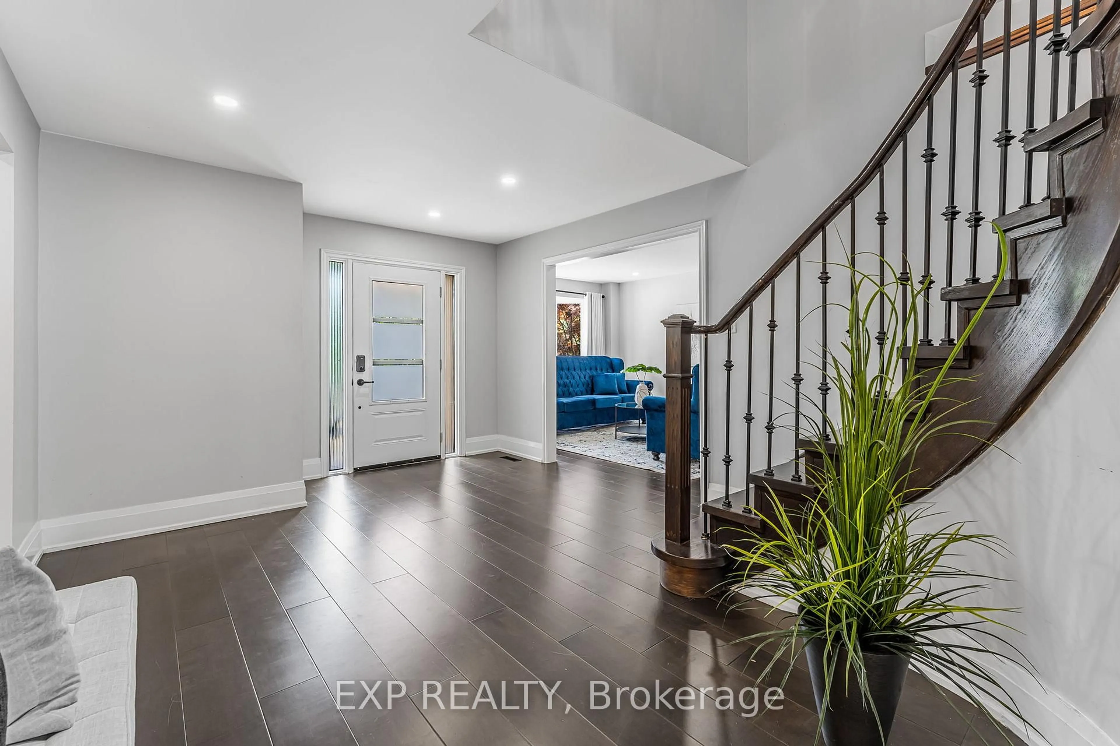 Indoor entryway for 1221 Creekside Dr, Oakville Ontario L6H 4Y8