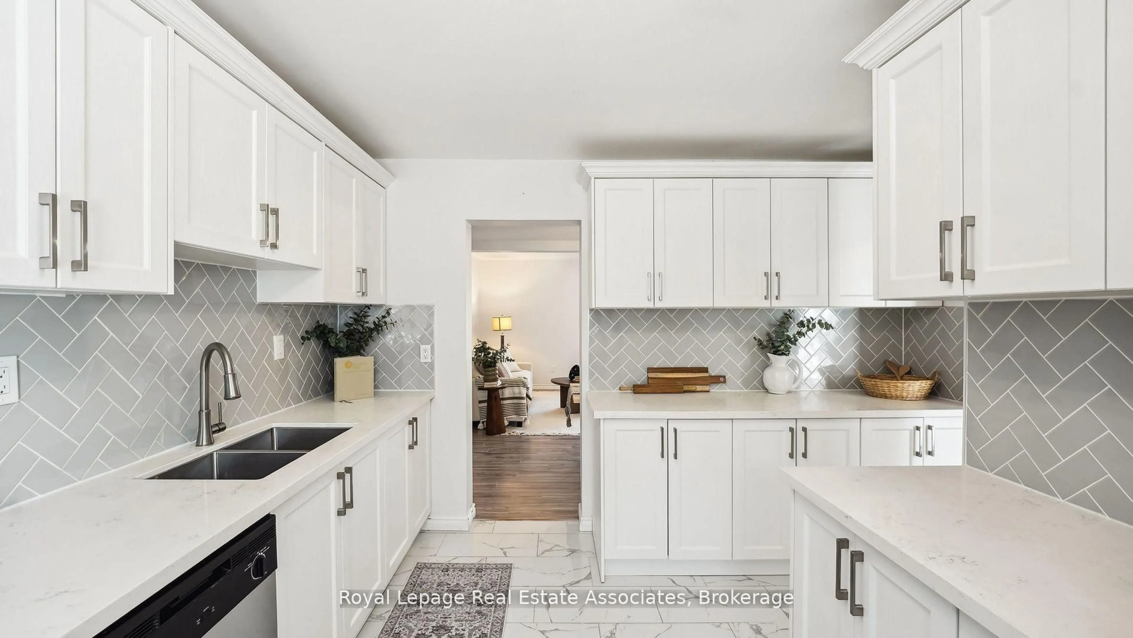 Open concept kitchen, ceramic/tile floor for 6855 Glen Erin Dr #20, Mississauga Ontario L5N 1P6