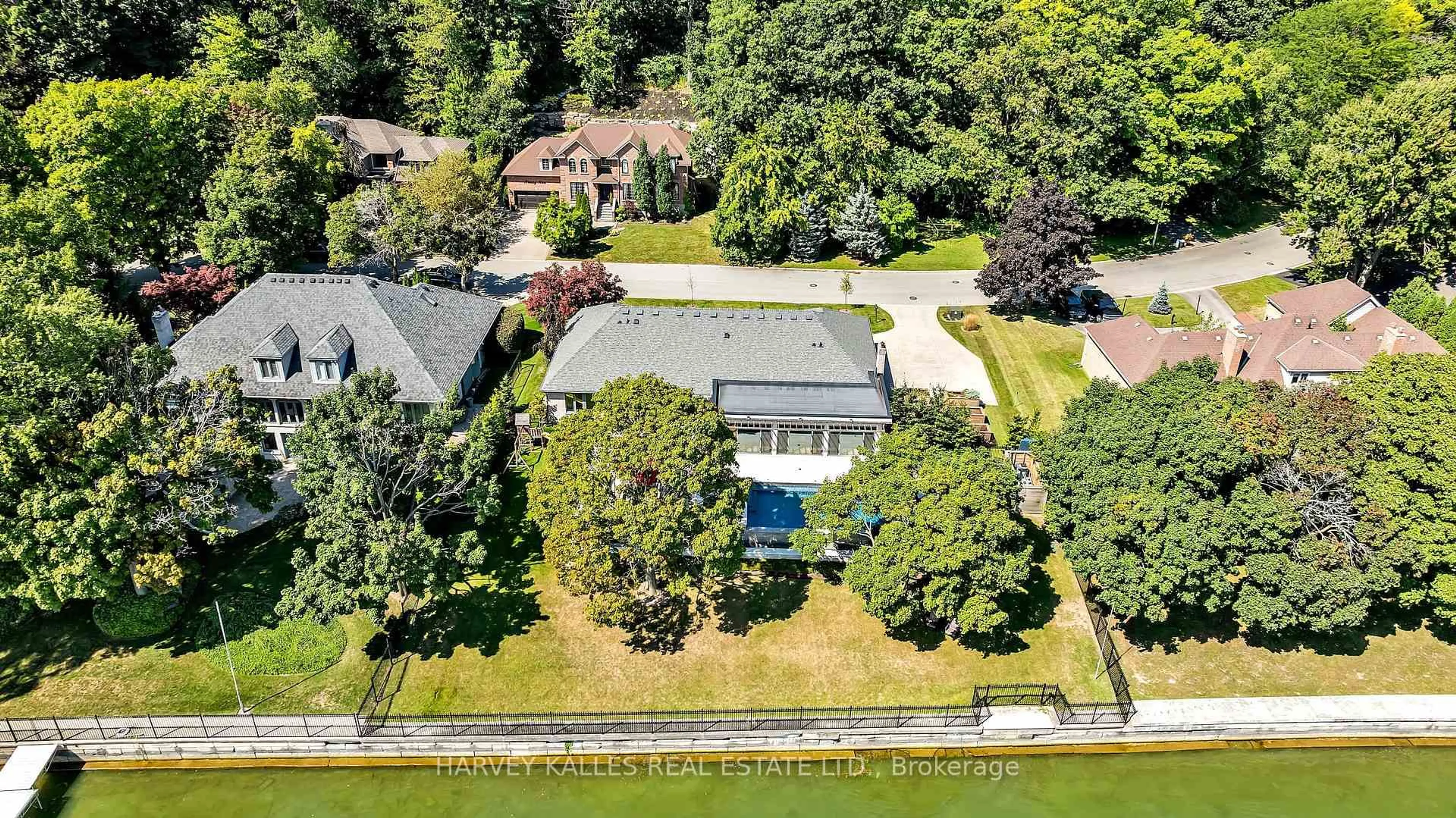 A pic from outside/outdoor area/front of a property/back of a property/a pic from drone, water/lake/river/ocean view for 90 Oaklands Park Crt, Burlington Ontario L7T 4G9