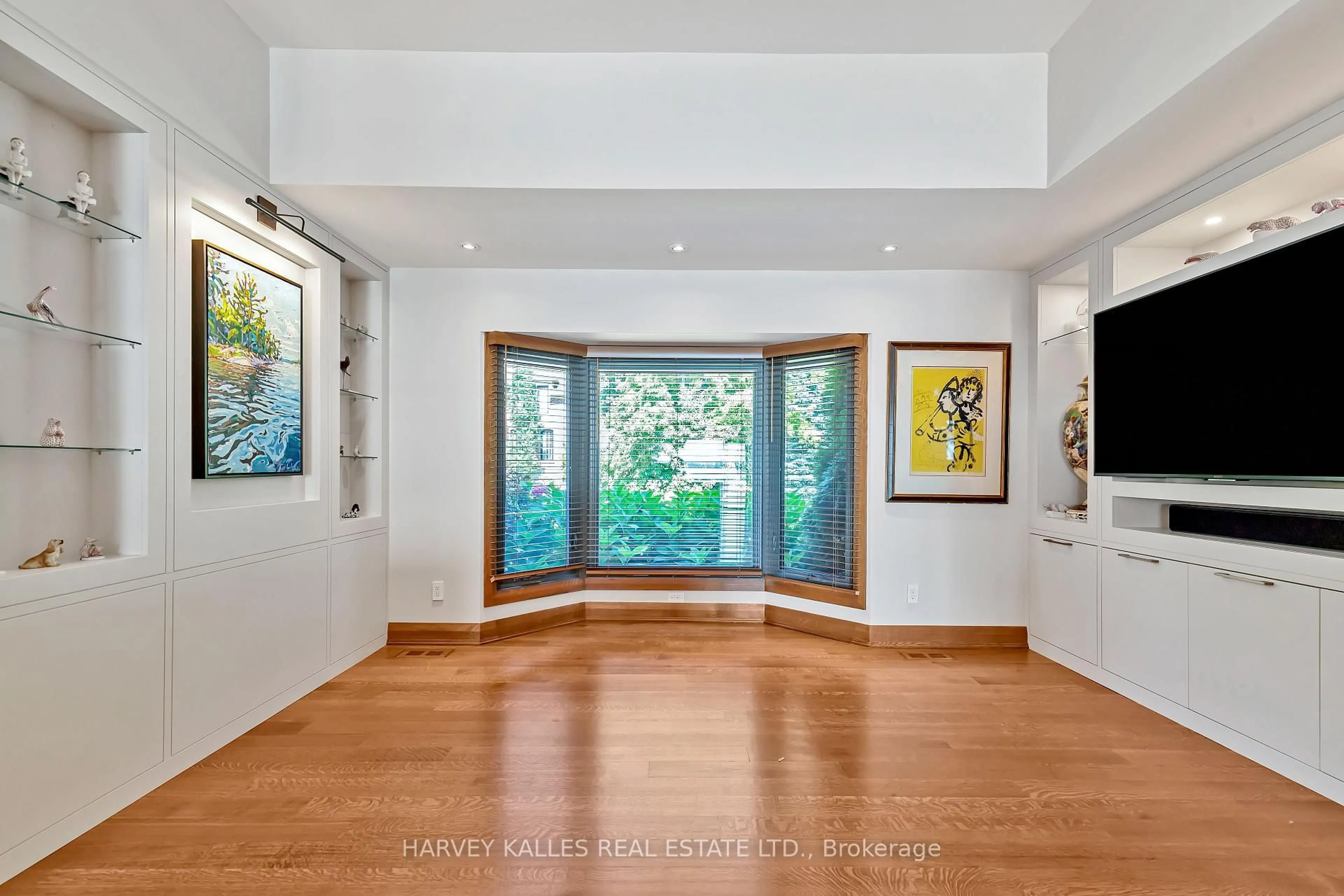 Indoor foyer for 90 Oaklands Park Crt, Burlington Ontario L7T 4G9
