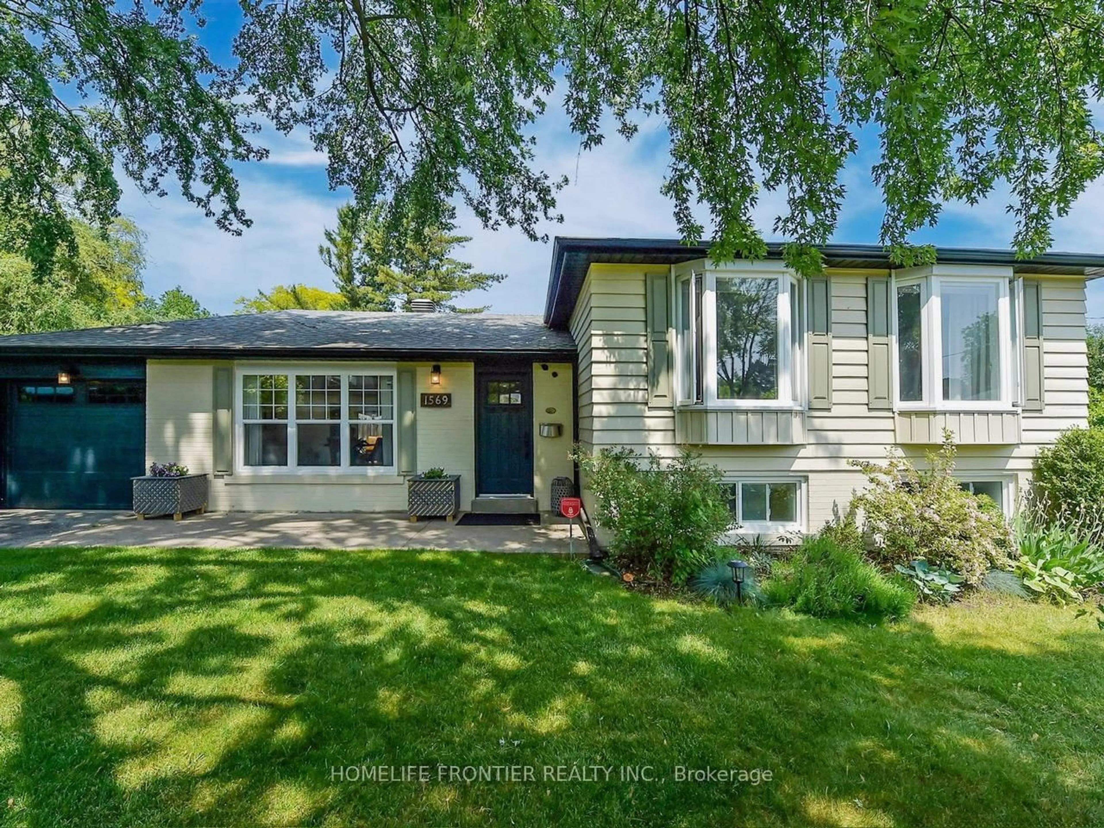Home with vinyl exterior material, street for 1569 Bothwell Ave, Mississauga Ontario L5J 3L8