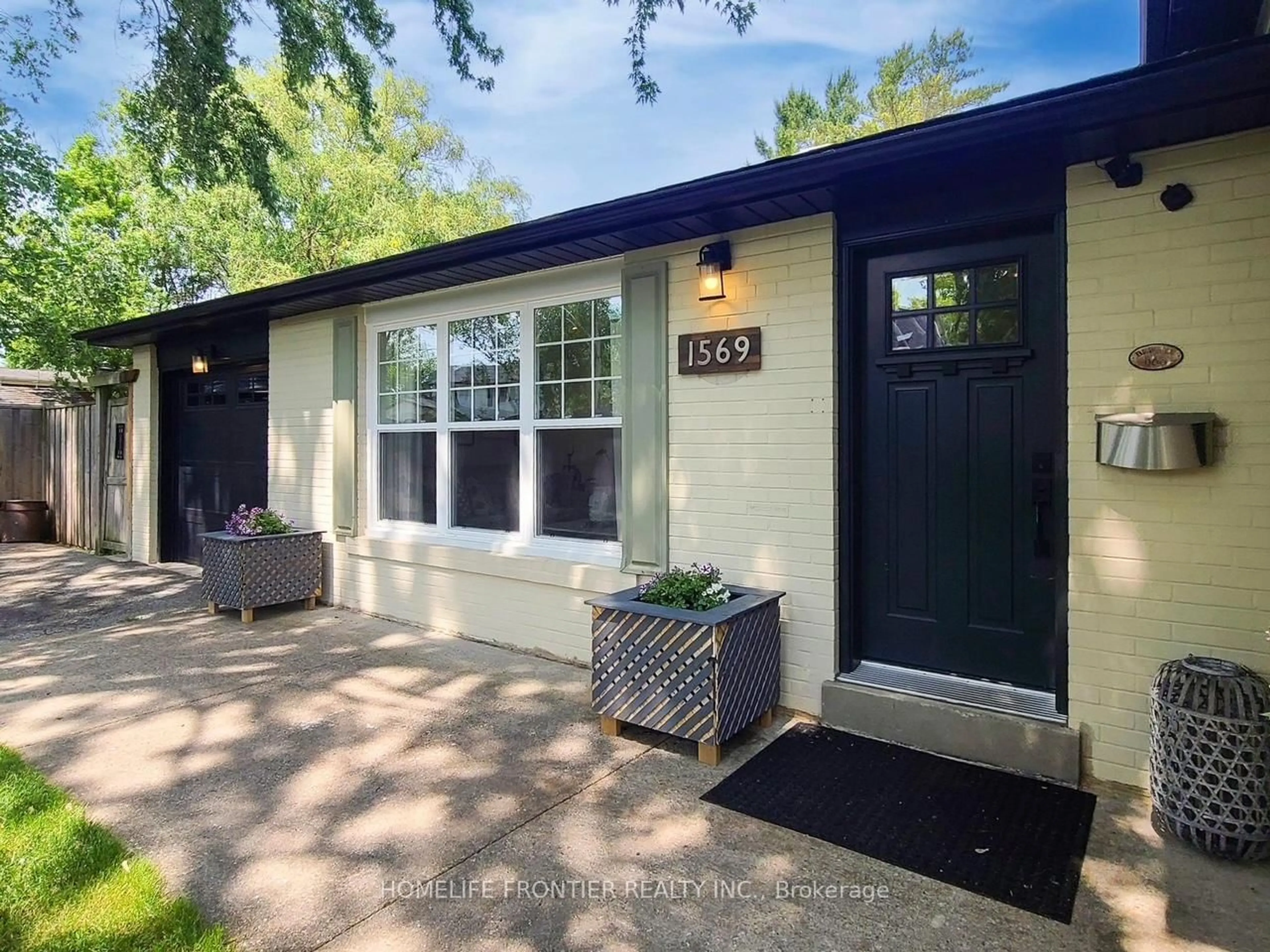 Home with brick exterior material, street for 1569 Bothwell Ave, Mississauga Ontario L5J 3L8