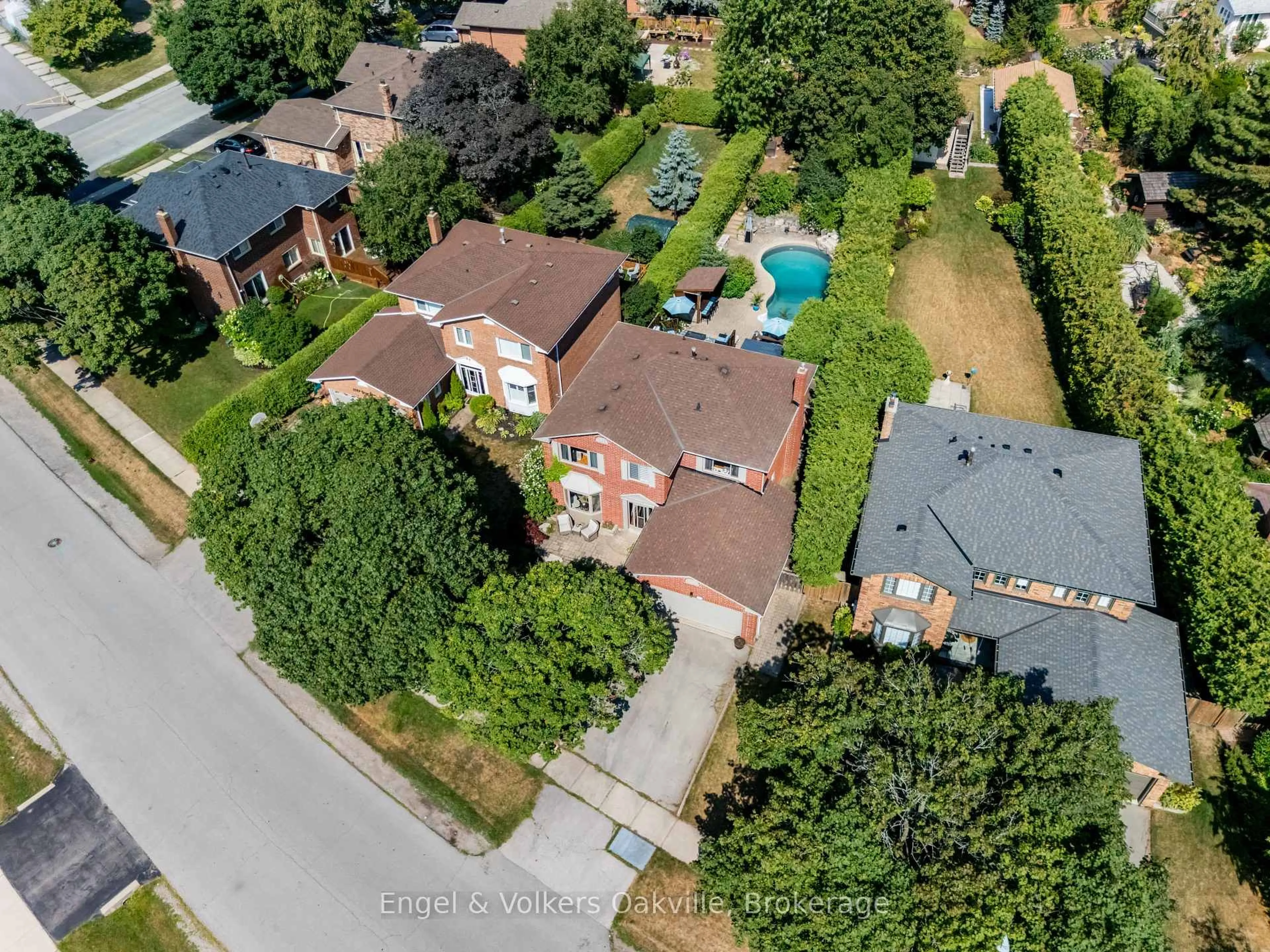 A pic from outside/outdoor area/front of a property/back of a property/a pic from drone, street for 1181 Grange Rd, Oakville Ontario L6H 1P8