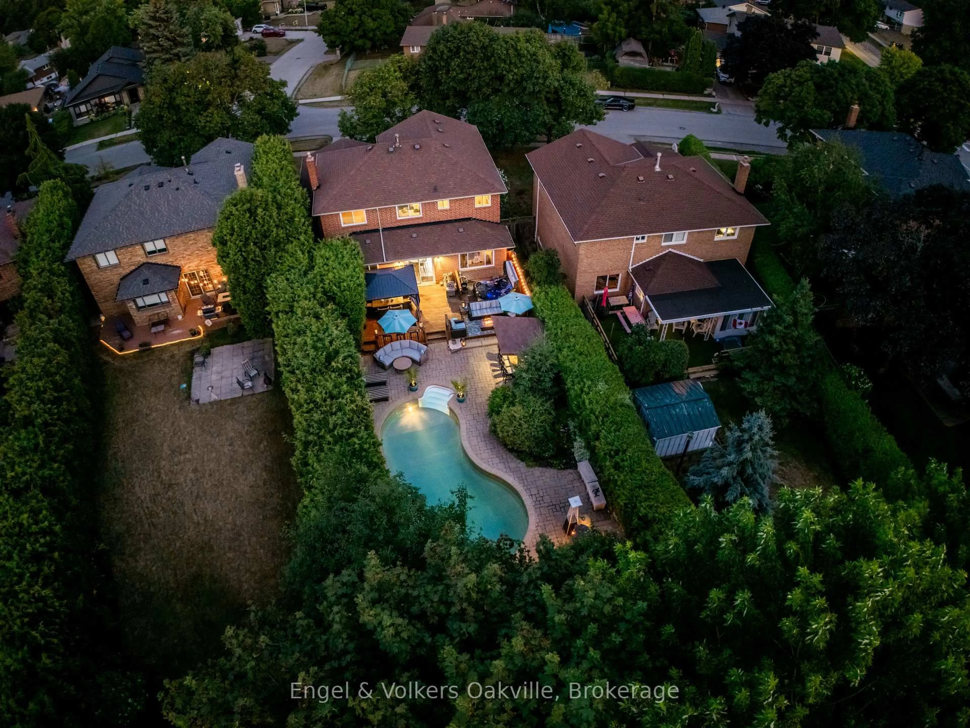 A pic from outside/outdoor area/front of a property/back of a property/a pic from drone, unknown for 1181 Grange Rd, Oakville Ontario L6H 1P8