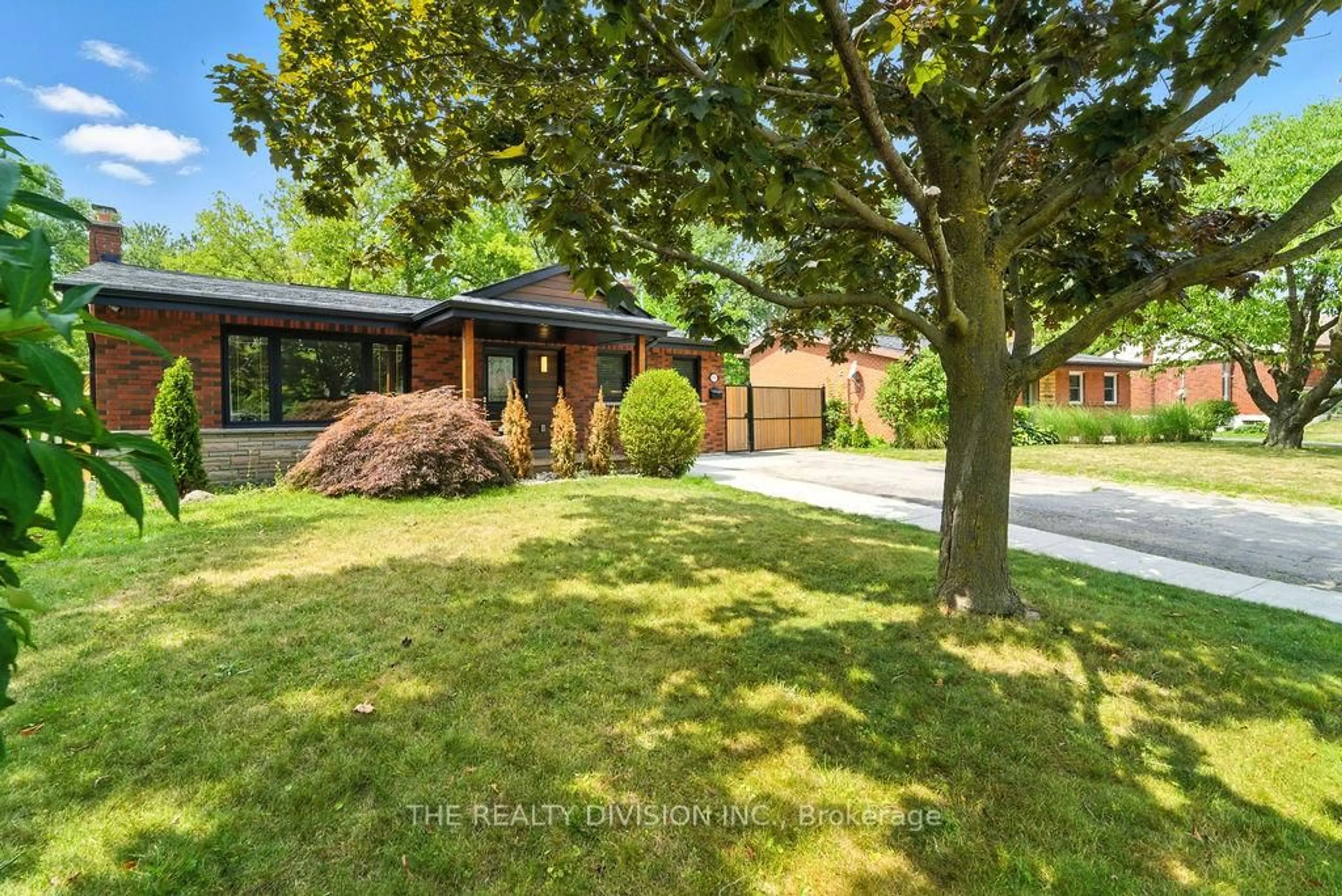 A pic from outside/outdoor area/front of a property/back of a property/a pic from drone, street for 1238 De Quincy Cres, Burlington Ontario L7P 1E1