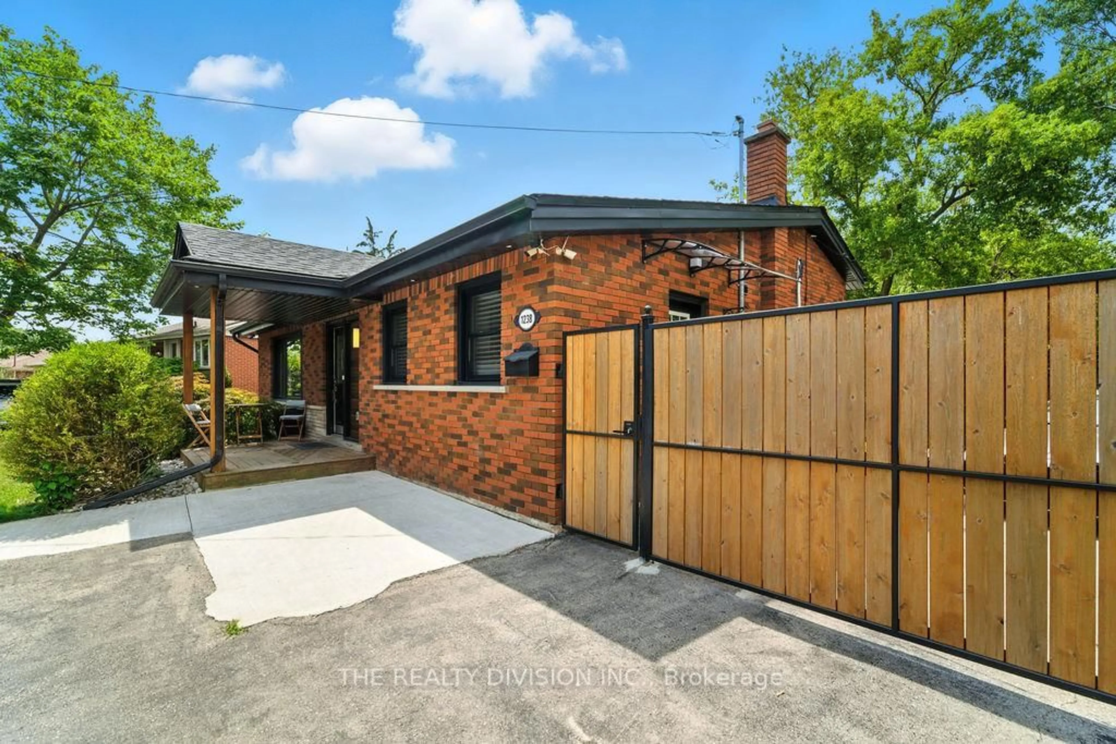 Home with brick exterior material, street for 1238 De Quincy Cres, Burlington Ontario L7P 1E1