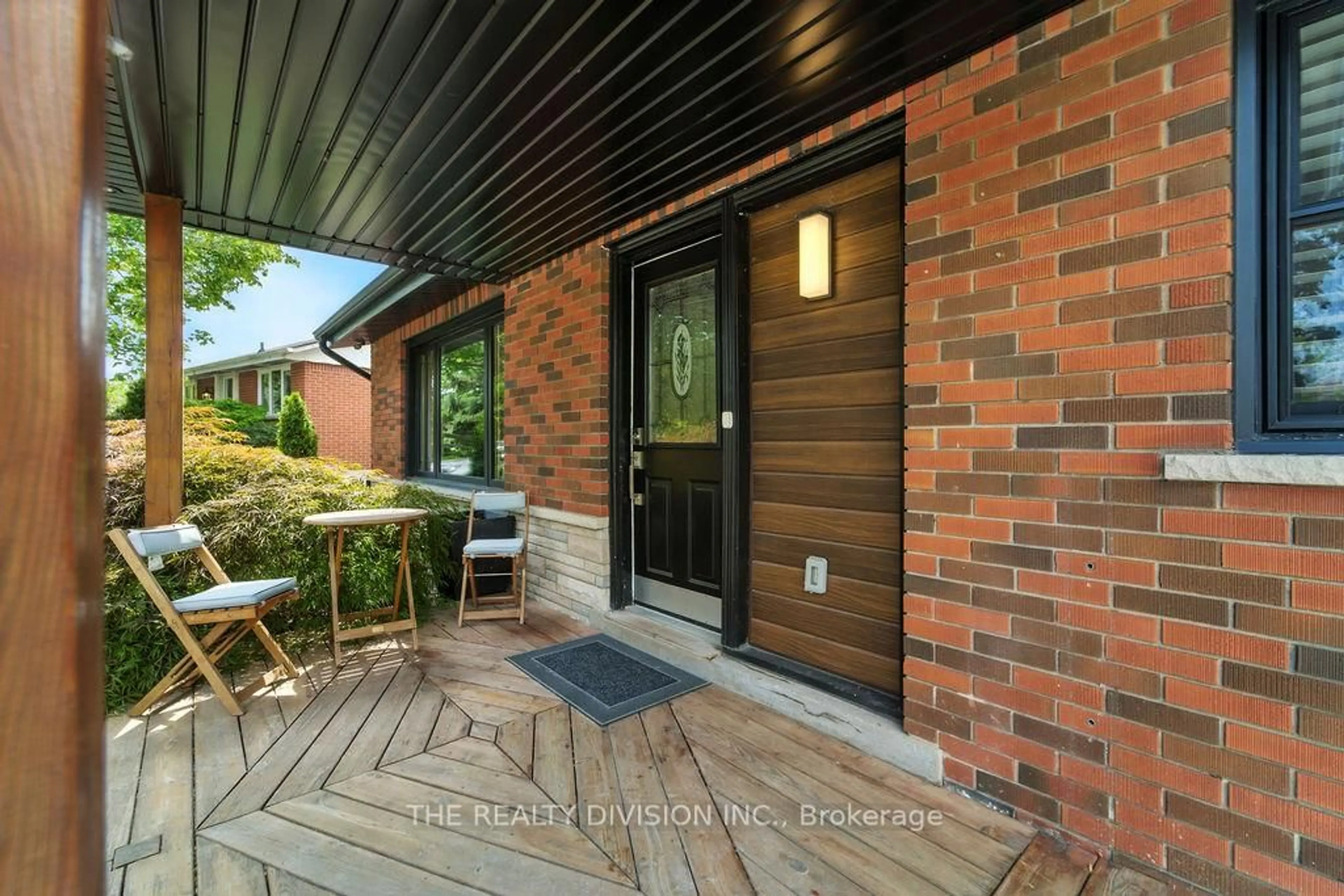 Home with brick exterior material, street for 1238 De Quincy Cres, Burlington Ontario L7P 1E1