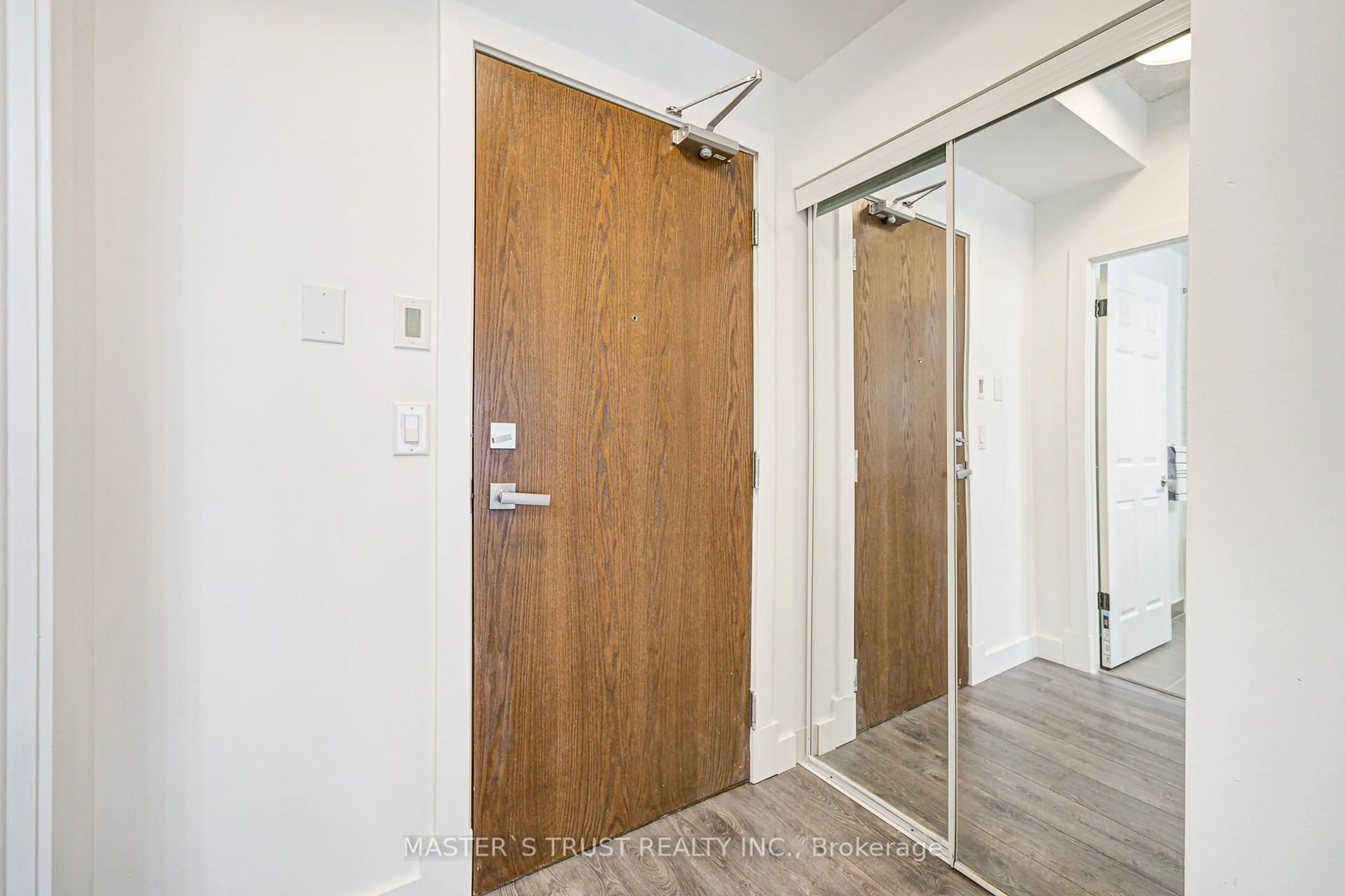 Indoor entryway for 360 Square One Dr #1203, Mississauga Ontario L5B 0G7