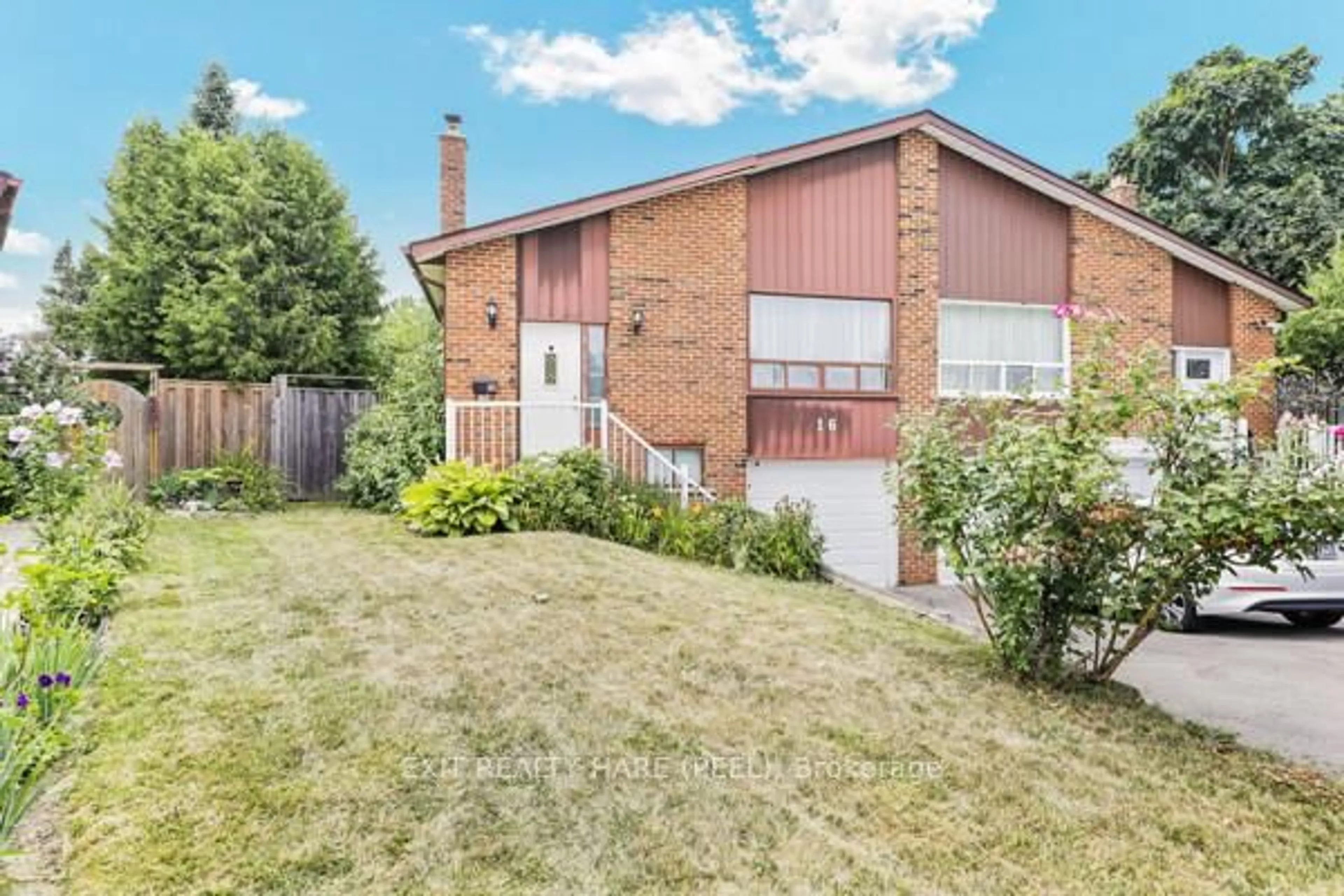 Home with brick exterior material, street for 16 Lynwood Crt, Brampton Ontario L6V 2X4