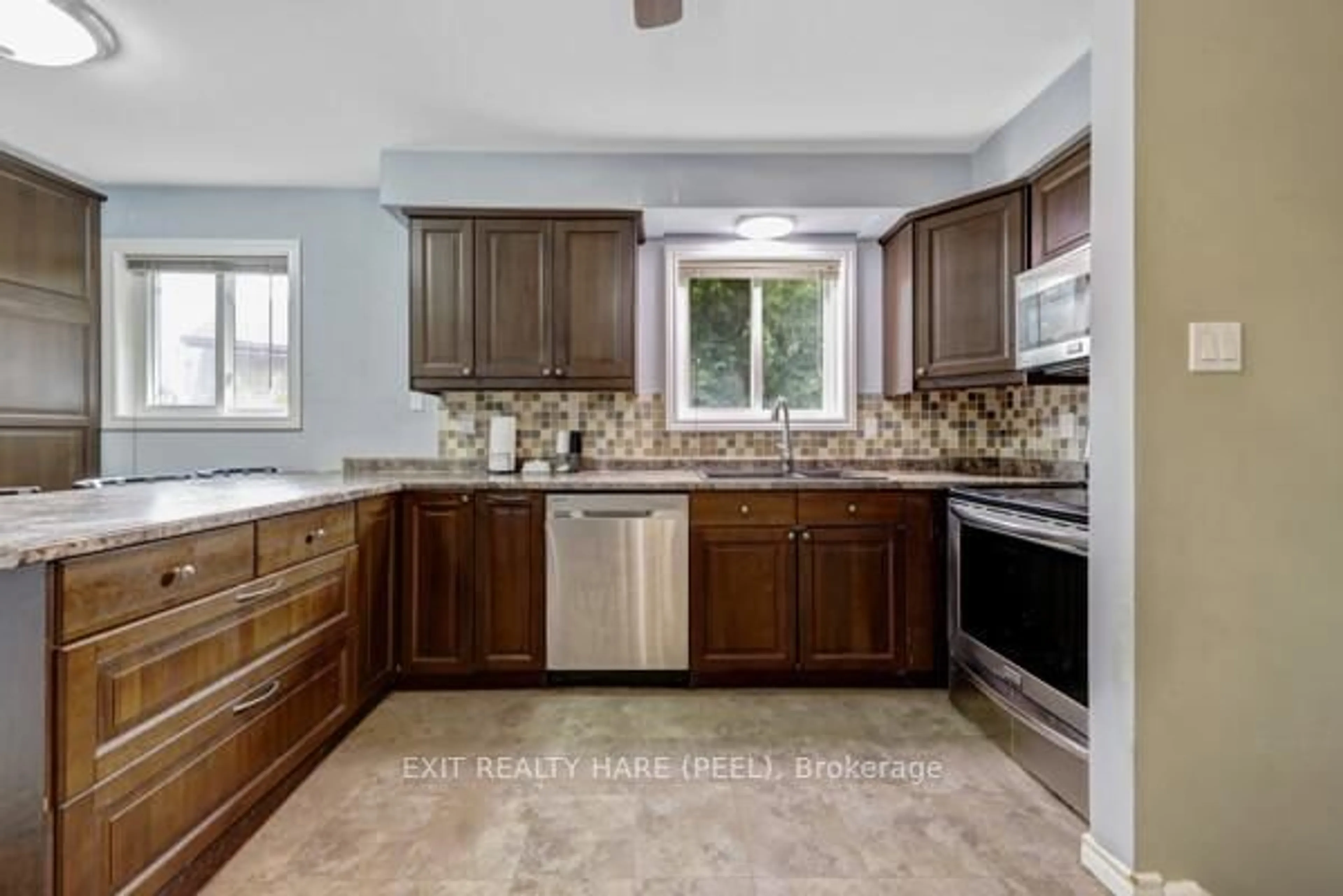 Open concept kitchen, ceramic/tile floor for 16 Lynwood Crt, Brampton Ontario L6V 2X4